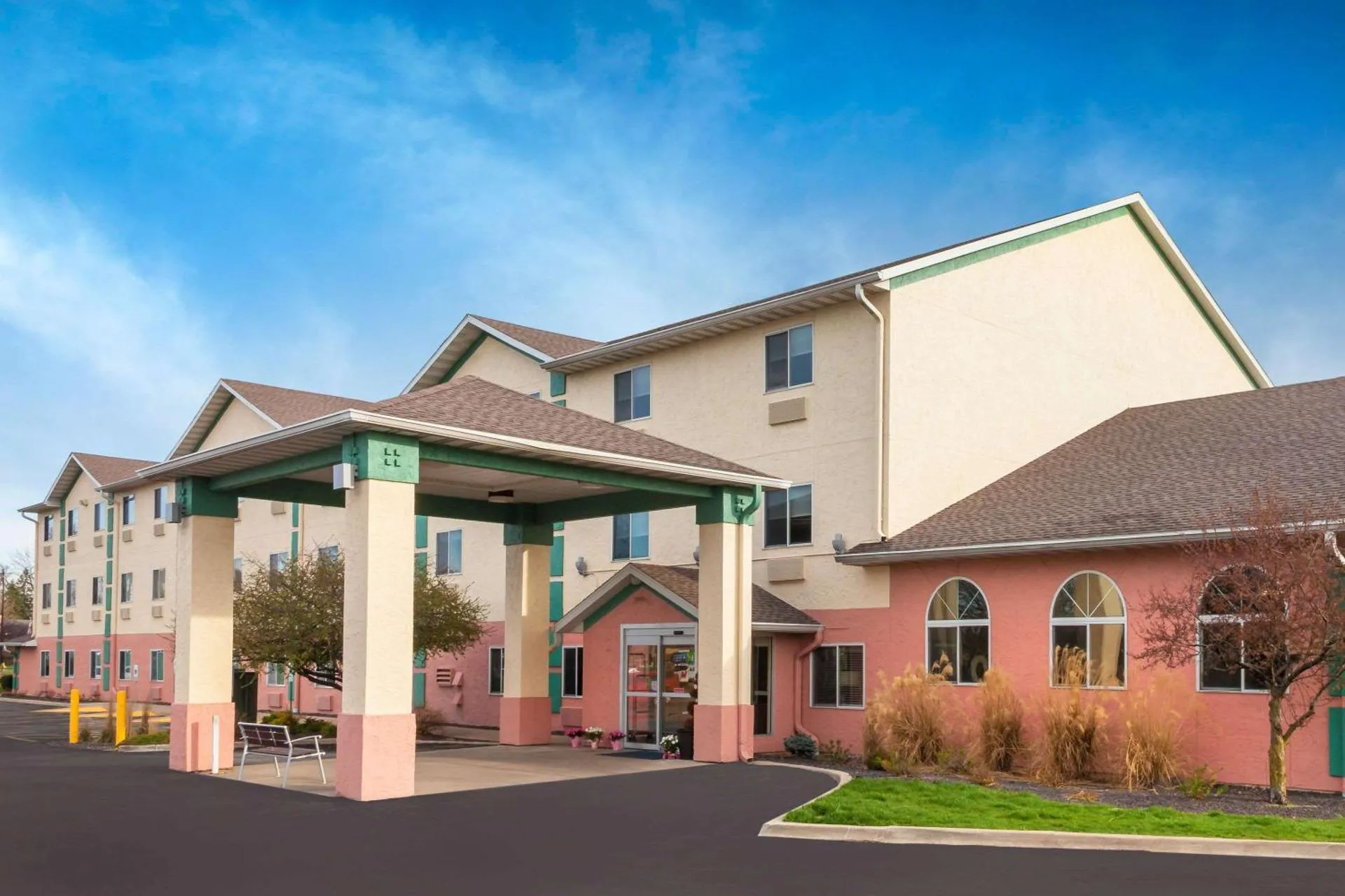 Dog Friendly Hotel $Galesburg - $Baymont by Wyndham Galesburg