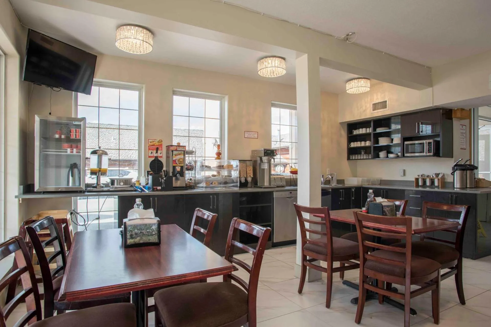 Ramada 100 Mile House interior