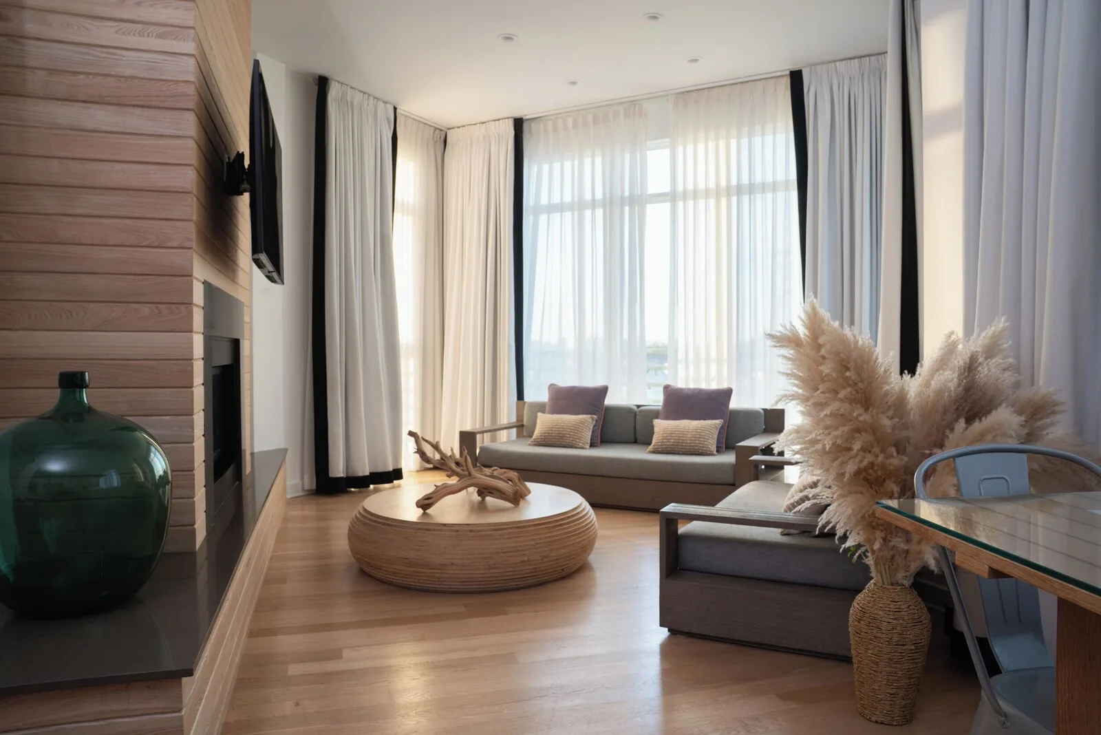 Bungalow Hotel interior