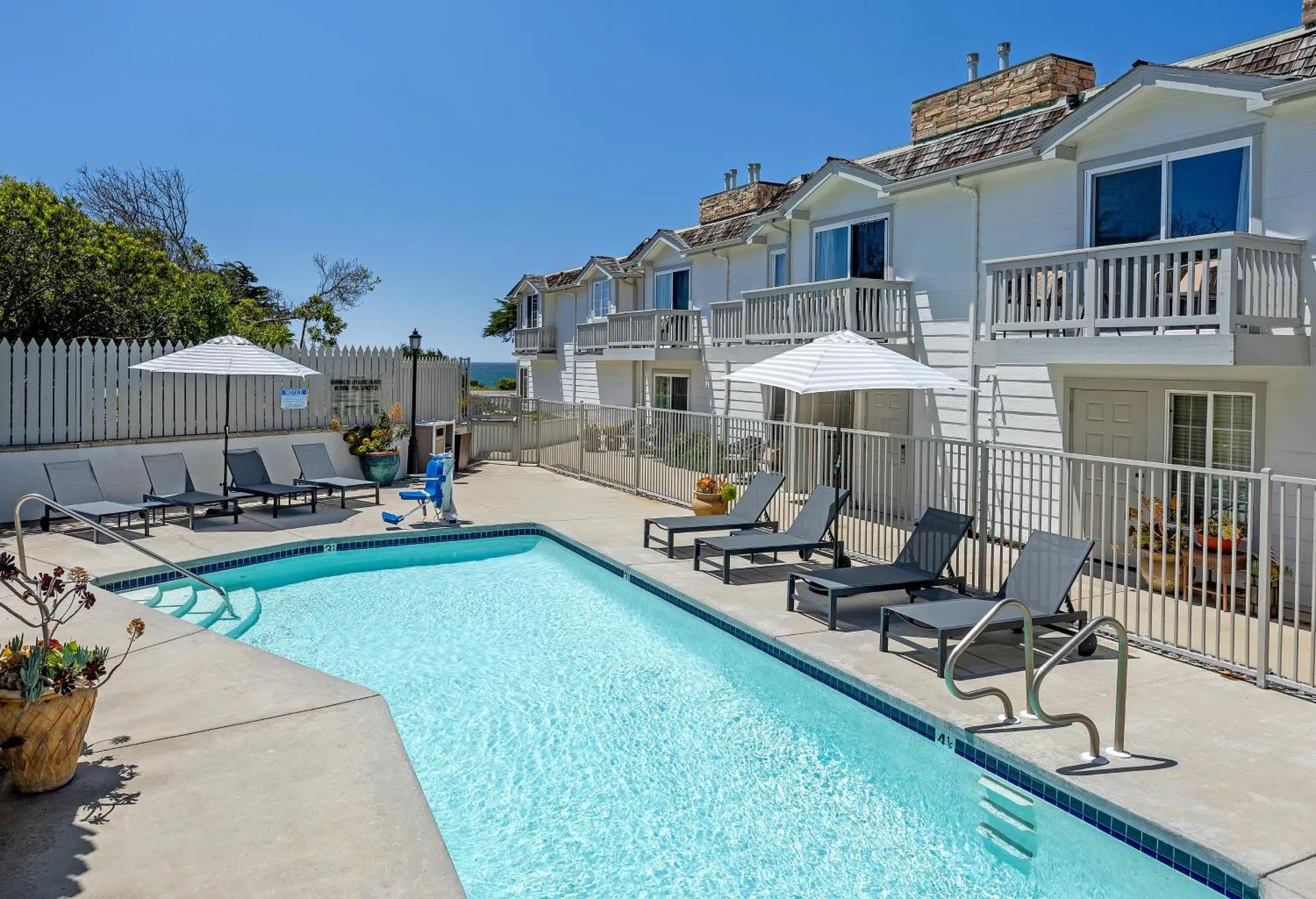 Pelican Inn & Suites