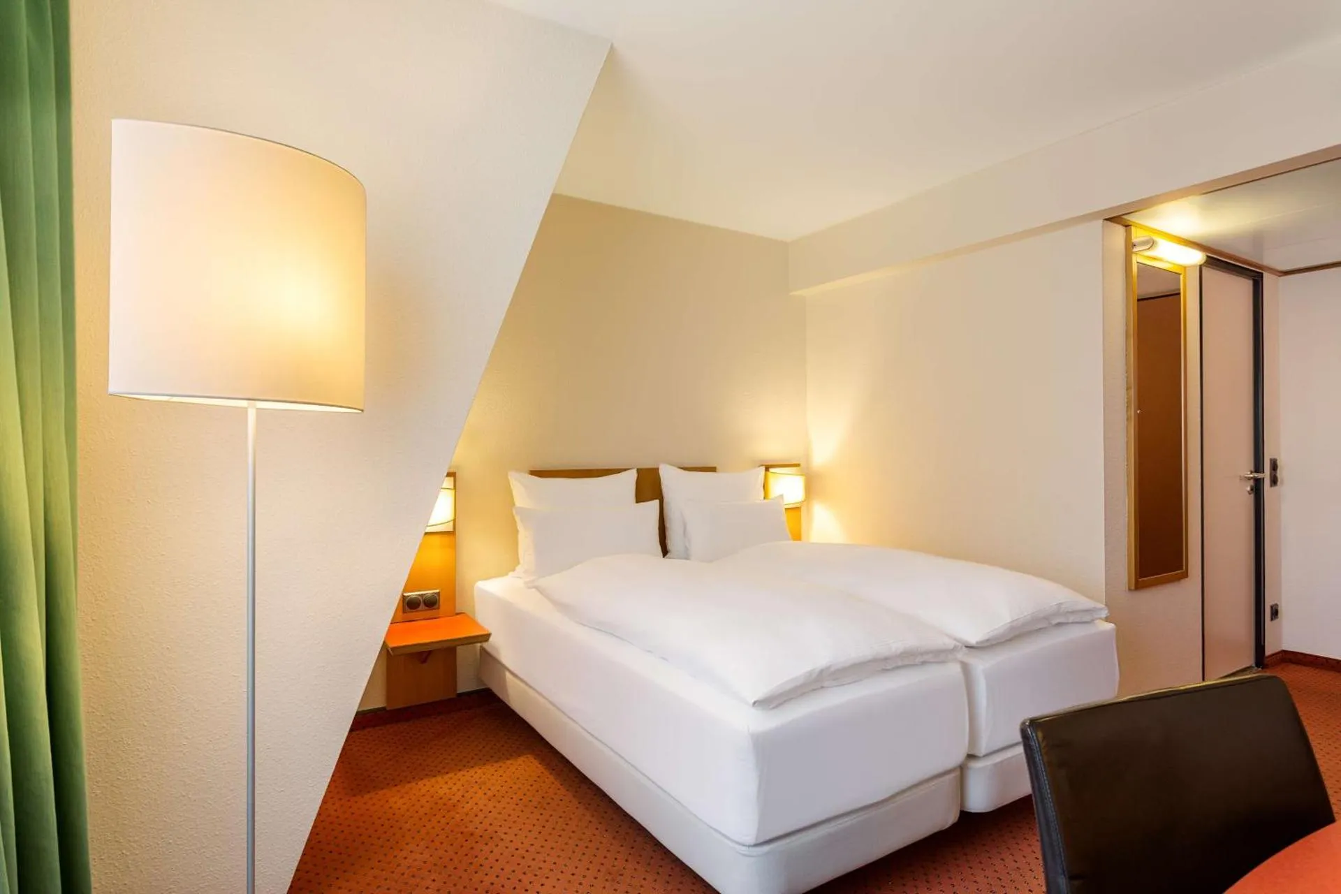 Dog Friendly Hotel $Berlin - $NH Berlin City Ost