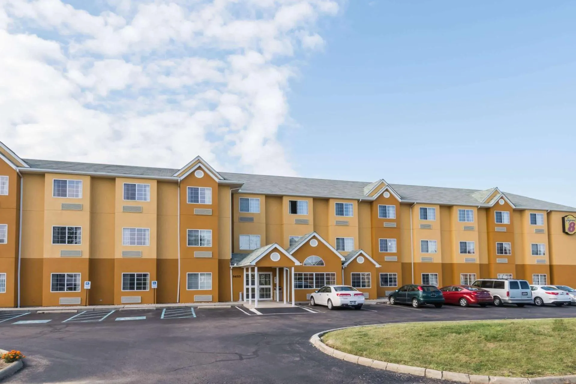 Dog Friendly Hotel $Columbus - $Super 8 by Wyndham Columbus West