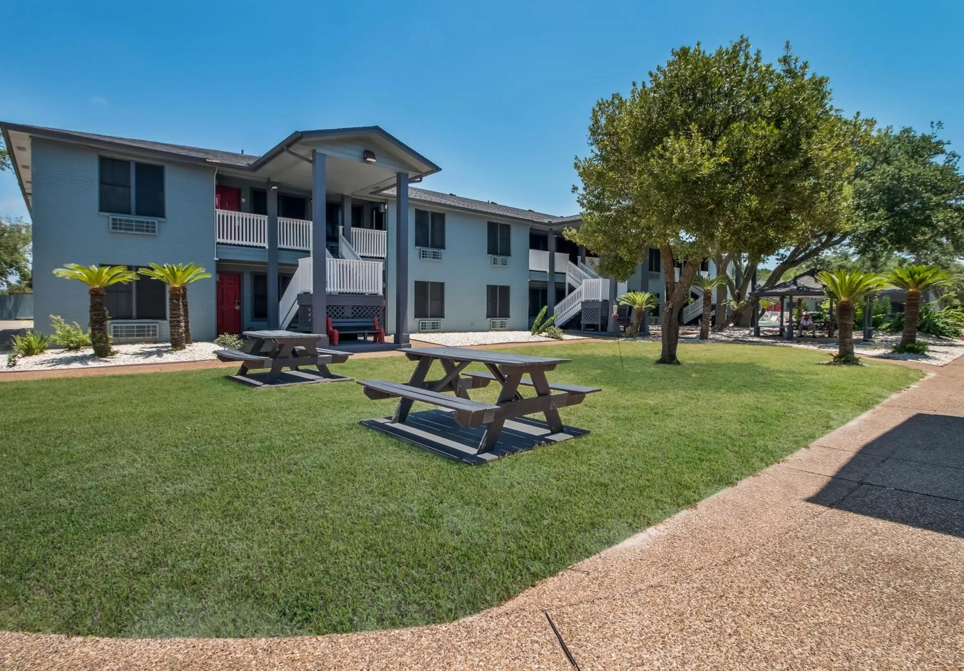 Econo Lodge Inn & Suites