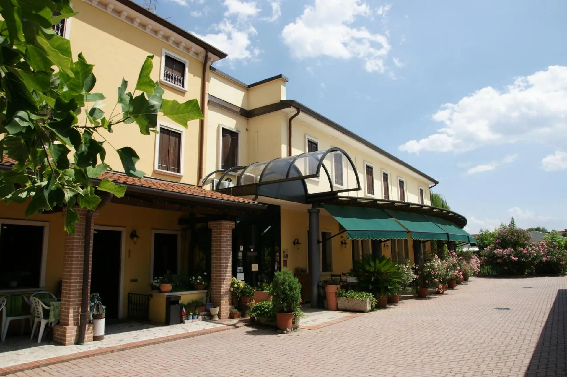 Dog Friendly Hotel $Bolzano Vicentino - $Locanda Grego