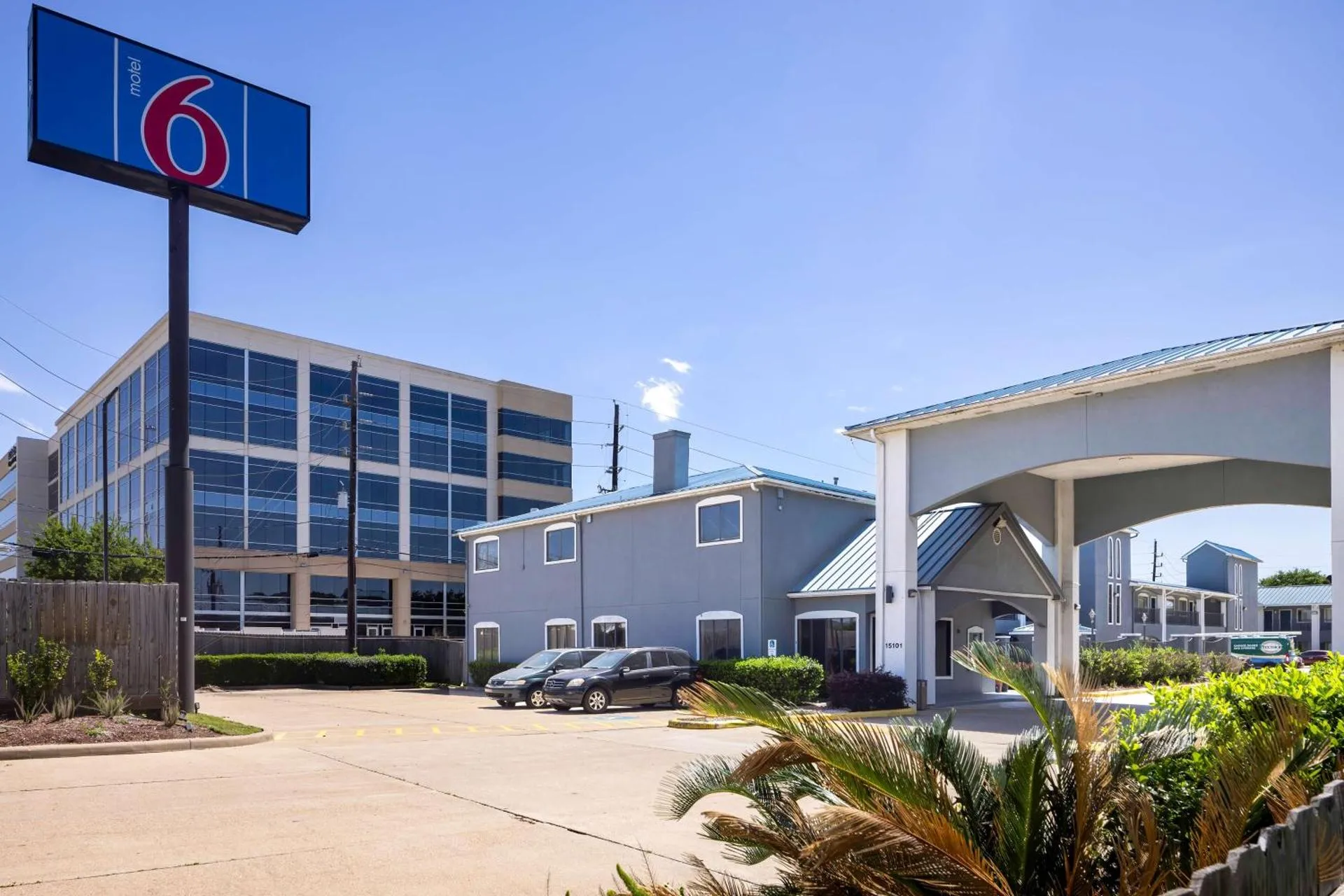 Dog Friendly Hotel $Houston - $Motel 6 Houston, TX - I-10 West