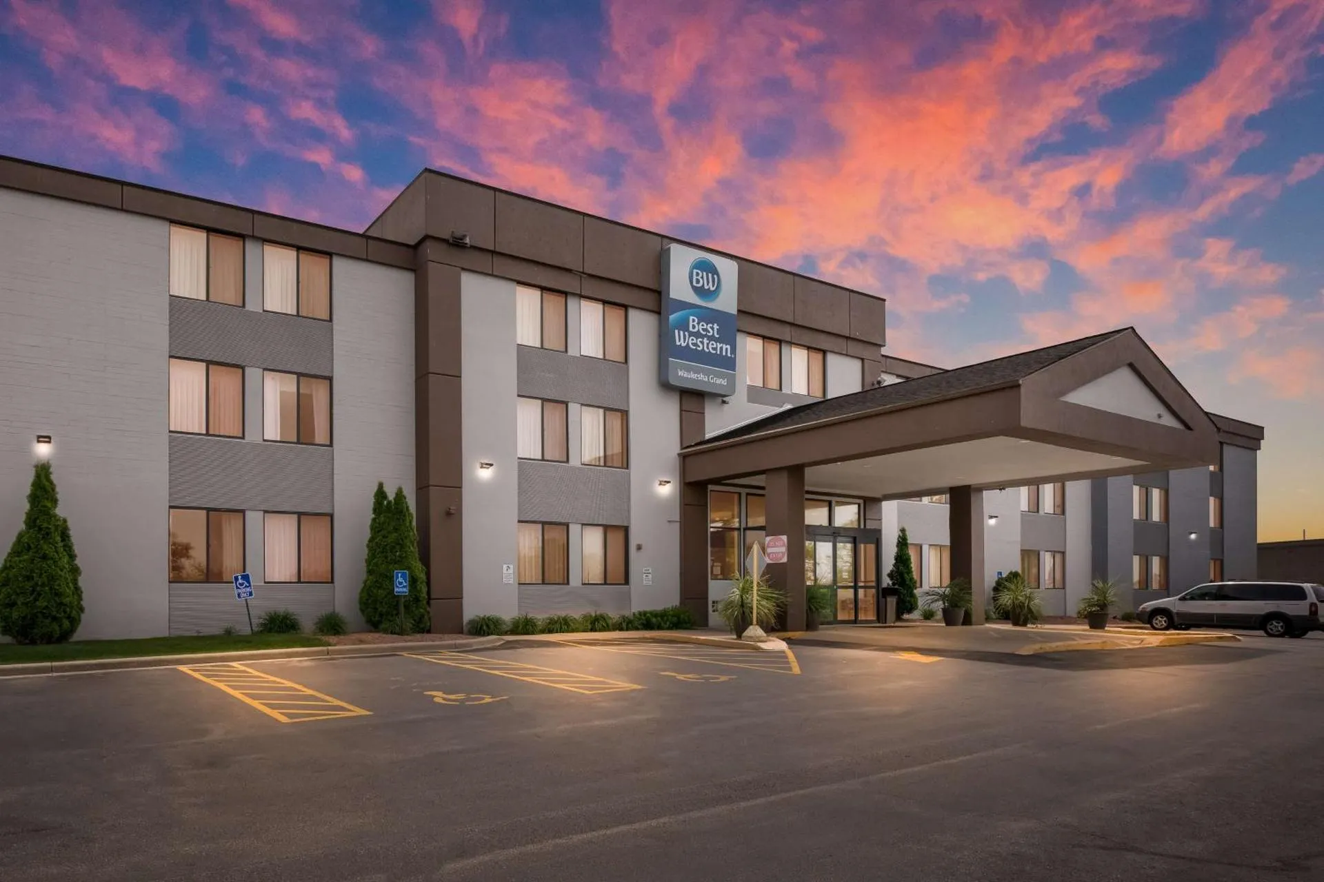 Dog Friendly Hotel $Pewaukee - $Best Western Waukesha Grand