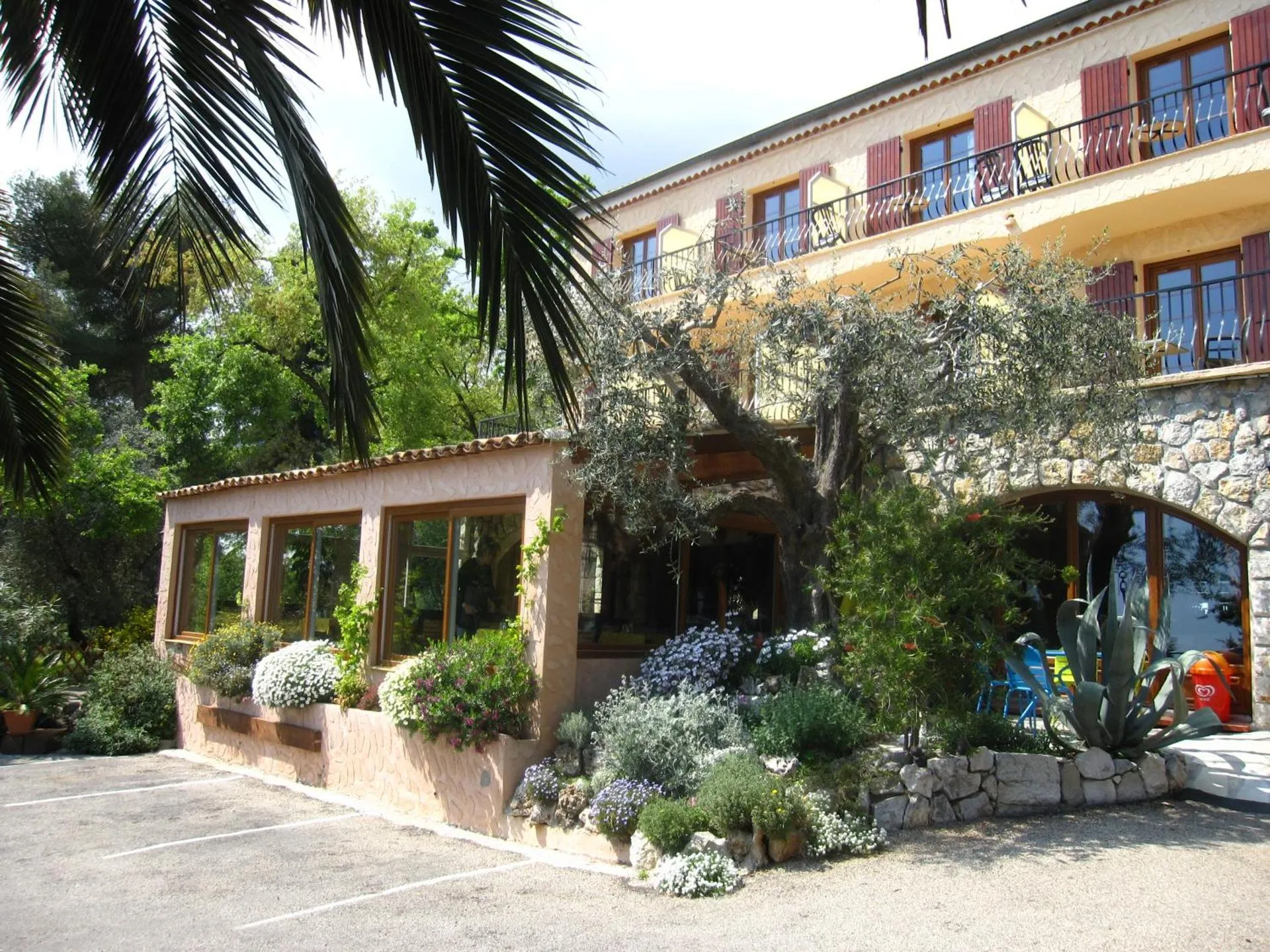 Dog Friendly Hotel $Tourrettes-sur-Loup - $Les Belles Terrasses