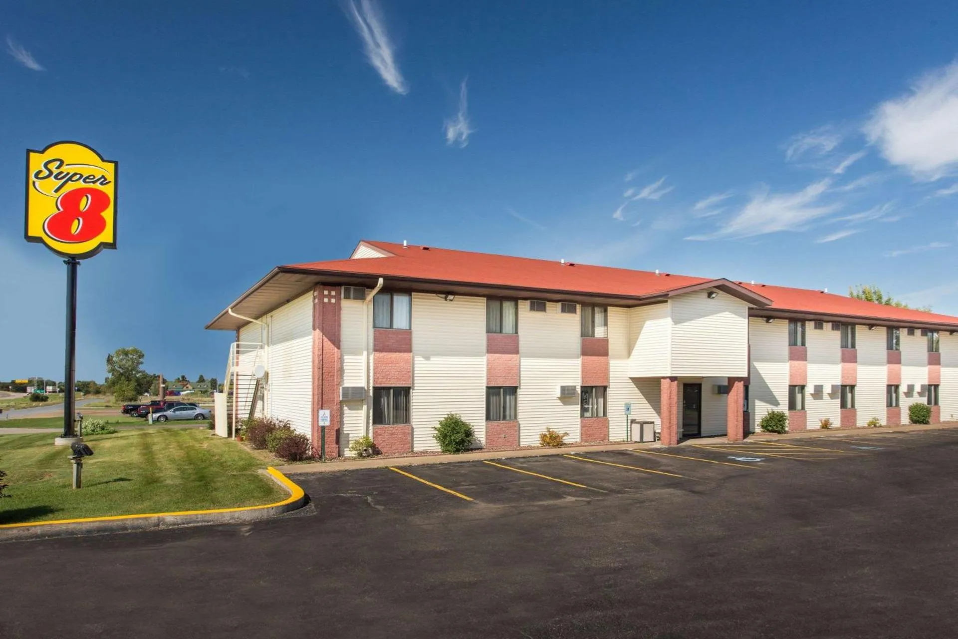Super 8 by Wyndham Eau Claire I-94