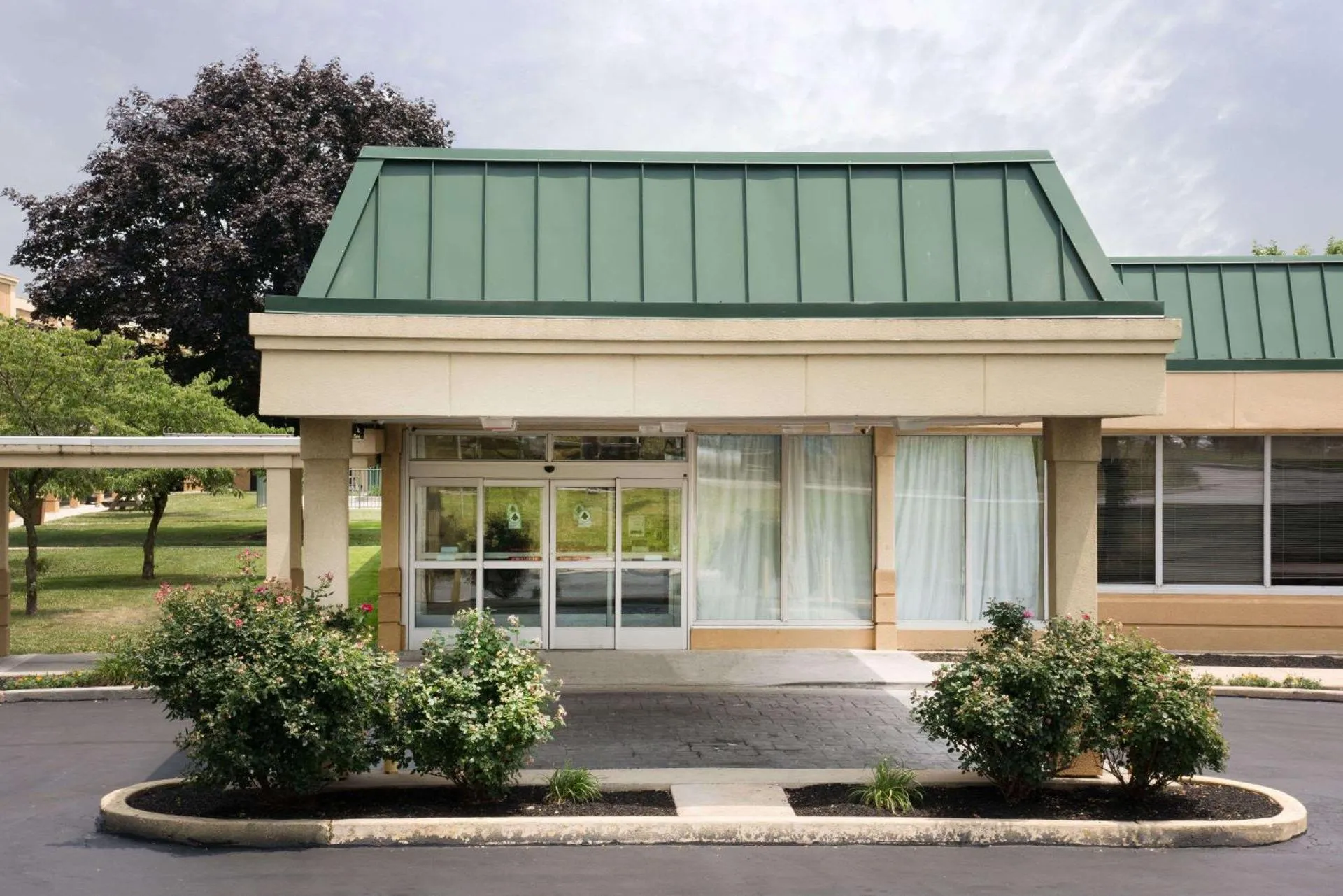 Dog Friendly Hotel $York - $Days Inn & Suites by Wyndham York