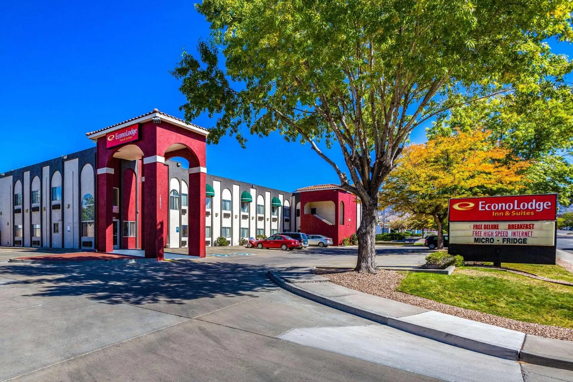 Econo Lodge Inn & Suites