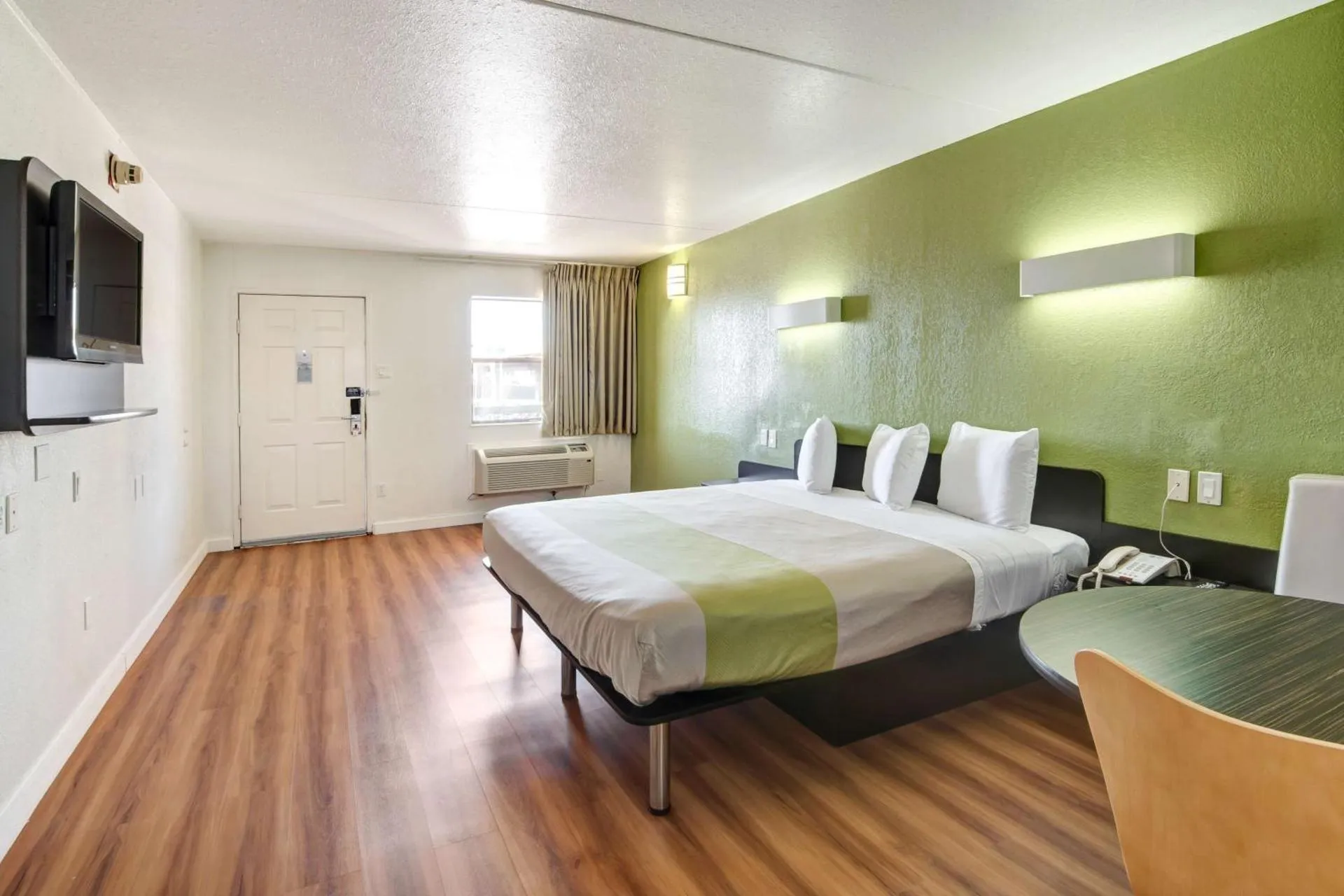 Dog Friendly Hotel $Dallas - $Motel 6-Dallas, TX - Forest Lane
