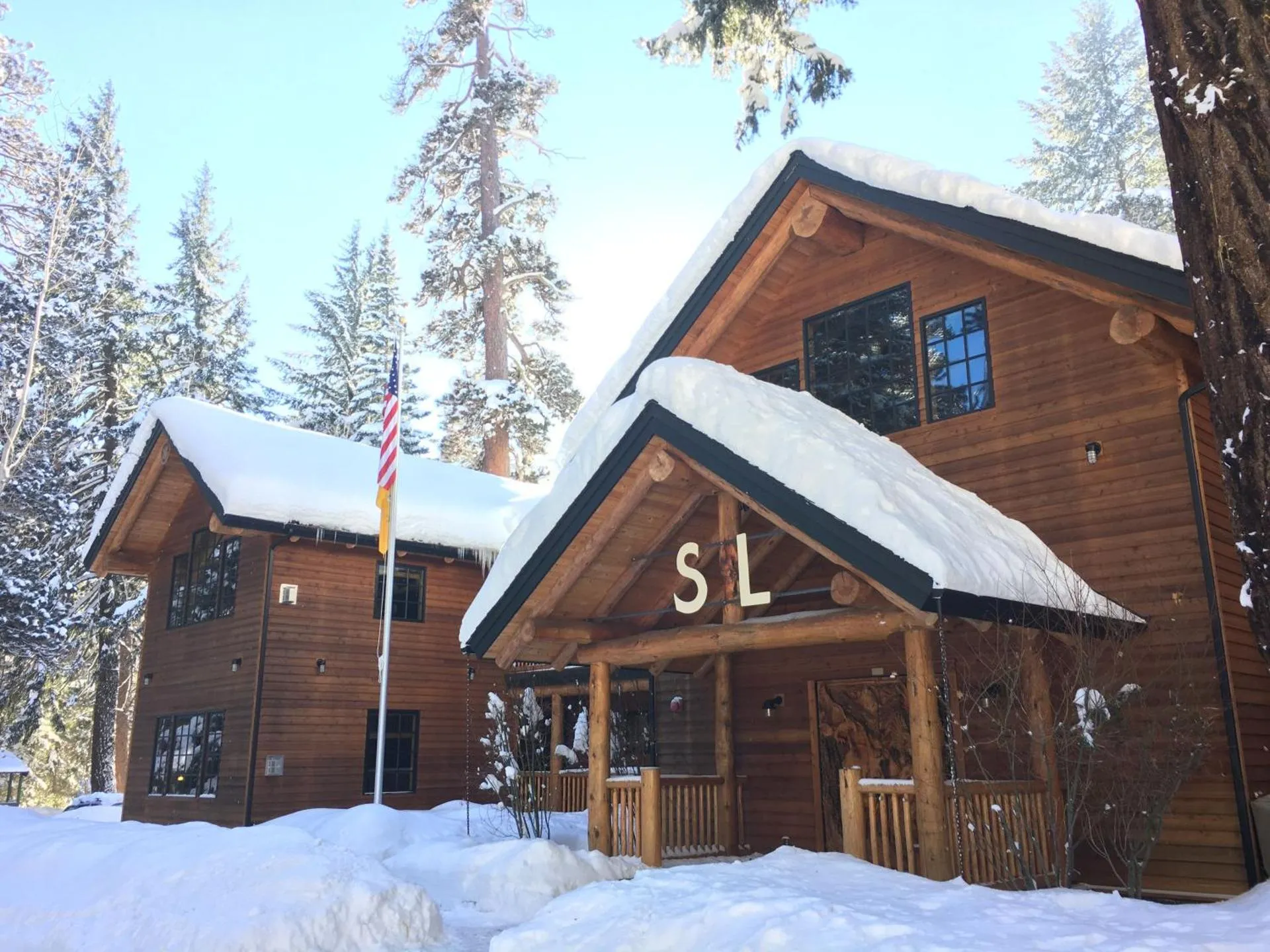 Dog Friendly Hotel $Camp Sherman - $The Suttle Lodge & Boathouse