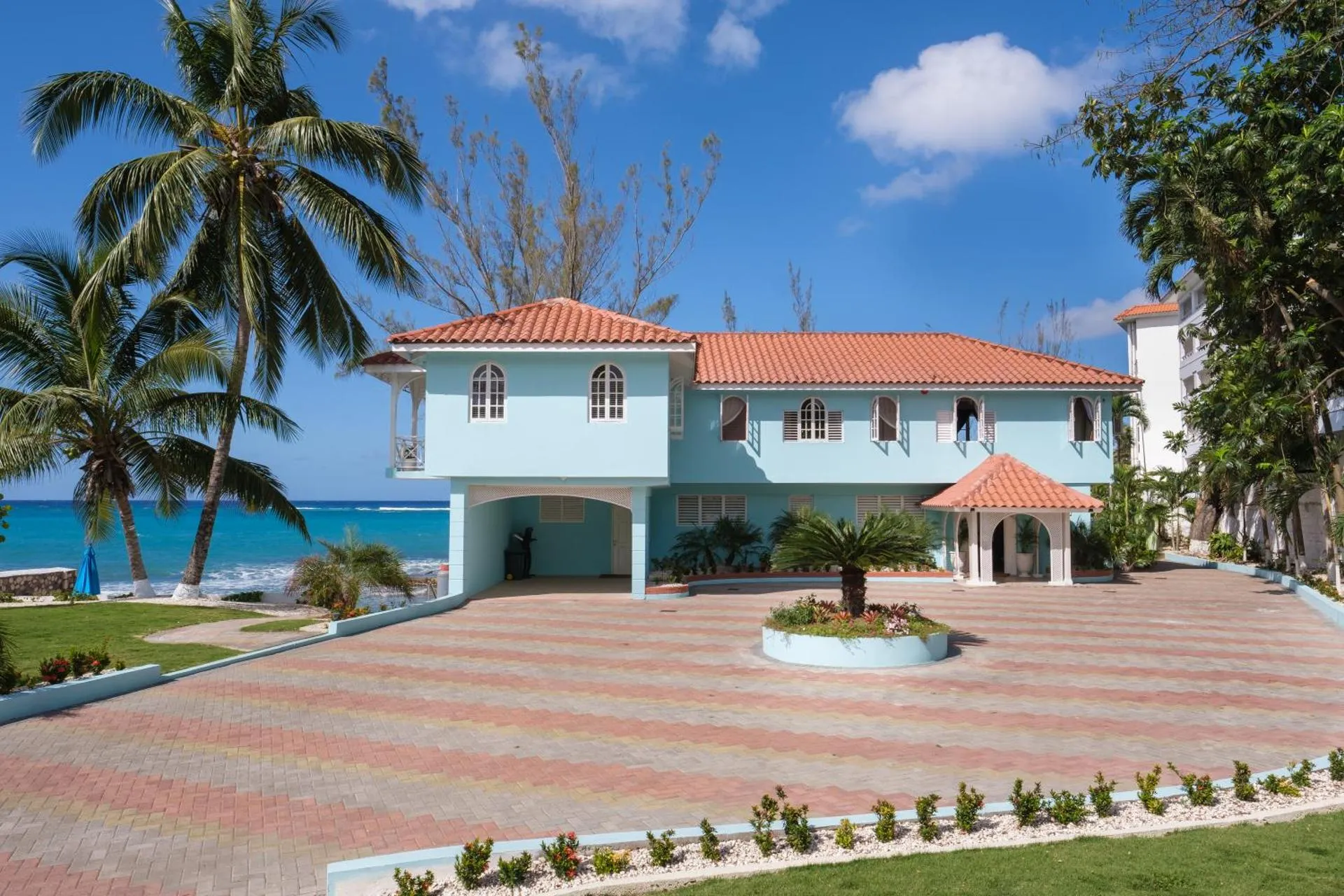 Edgewater Beach Villa - Beach Front, Close to All Attractions