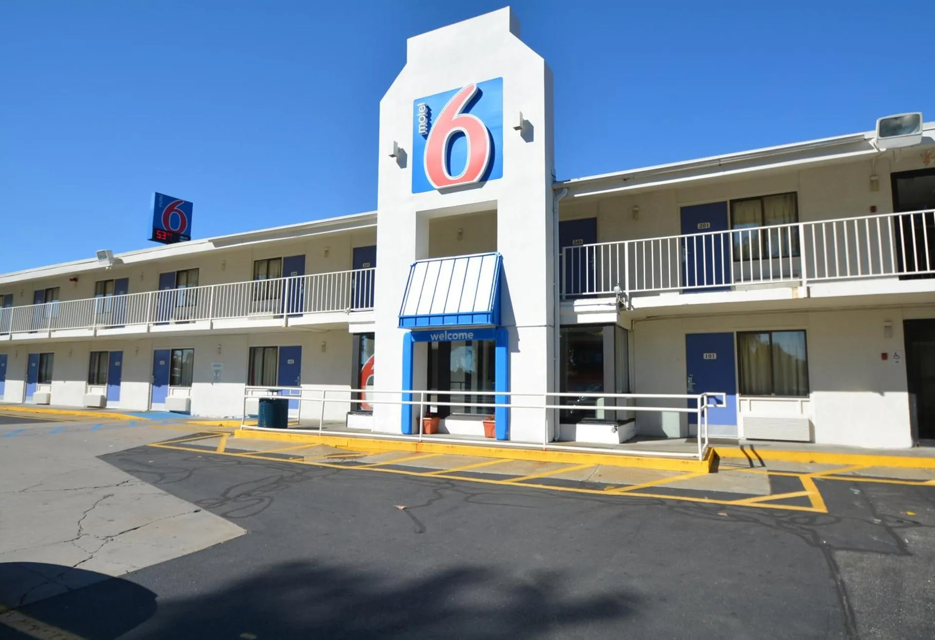 Dog Friendly Hotel $Chicopee - $Motel 6-Chicopee, MA - Springfield