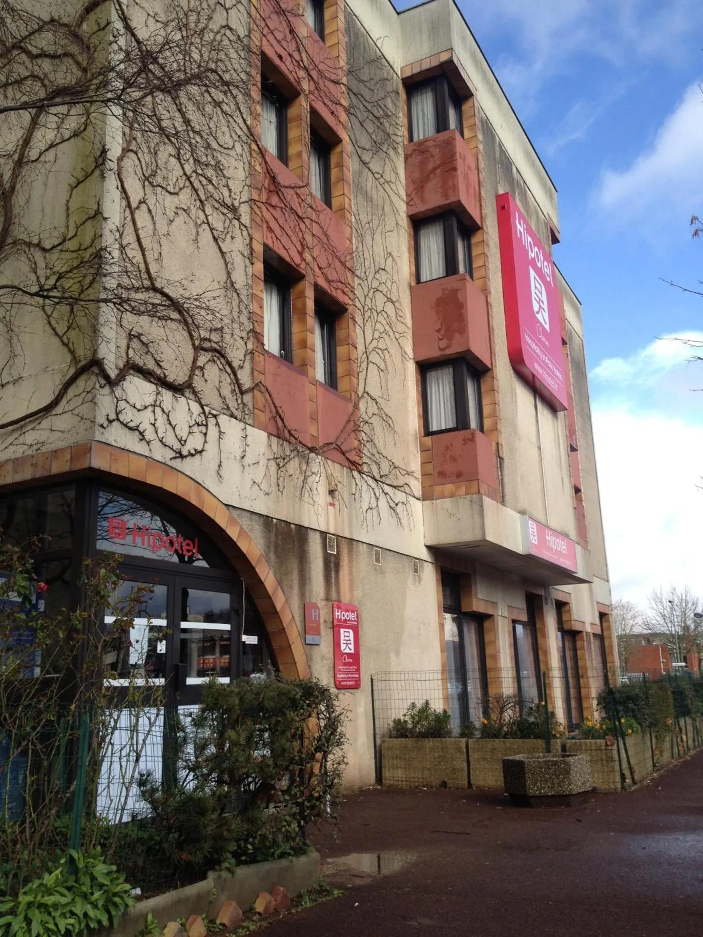 Dog Friendly Hotel $Noisiel - $Hipotel Paris Marne La Vallée