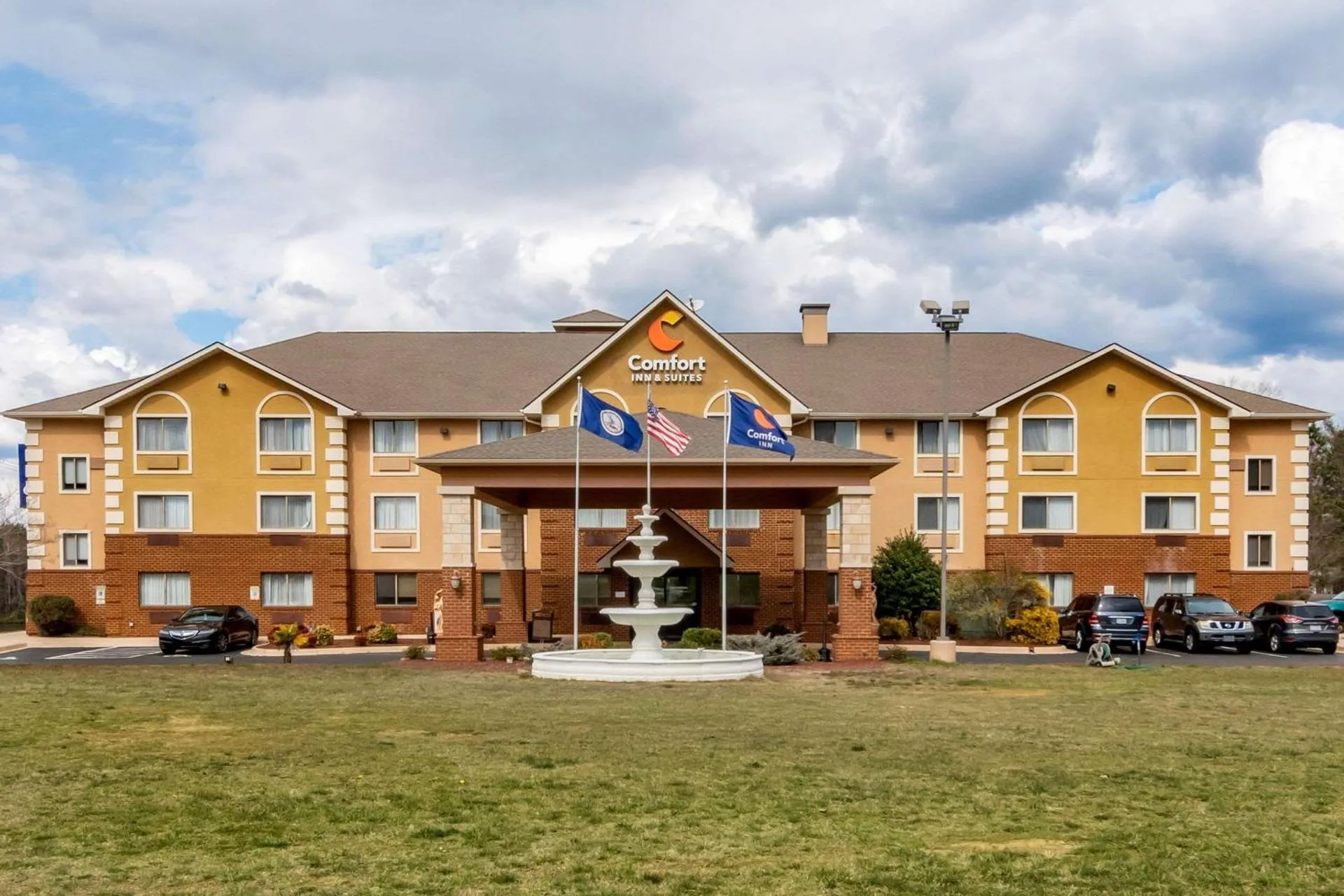 Dog Friendly Hotel $South Hill - $Comfort Inn & Suites South Hill I-85