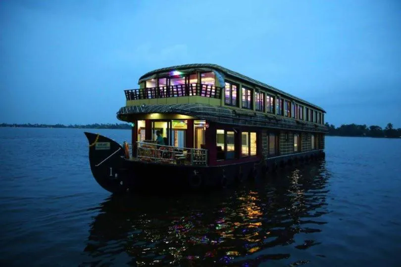 THE BOAT HOUSE