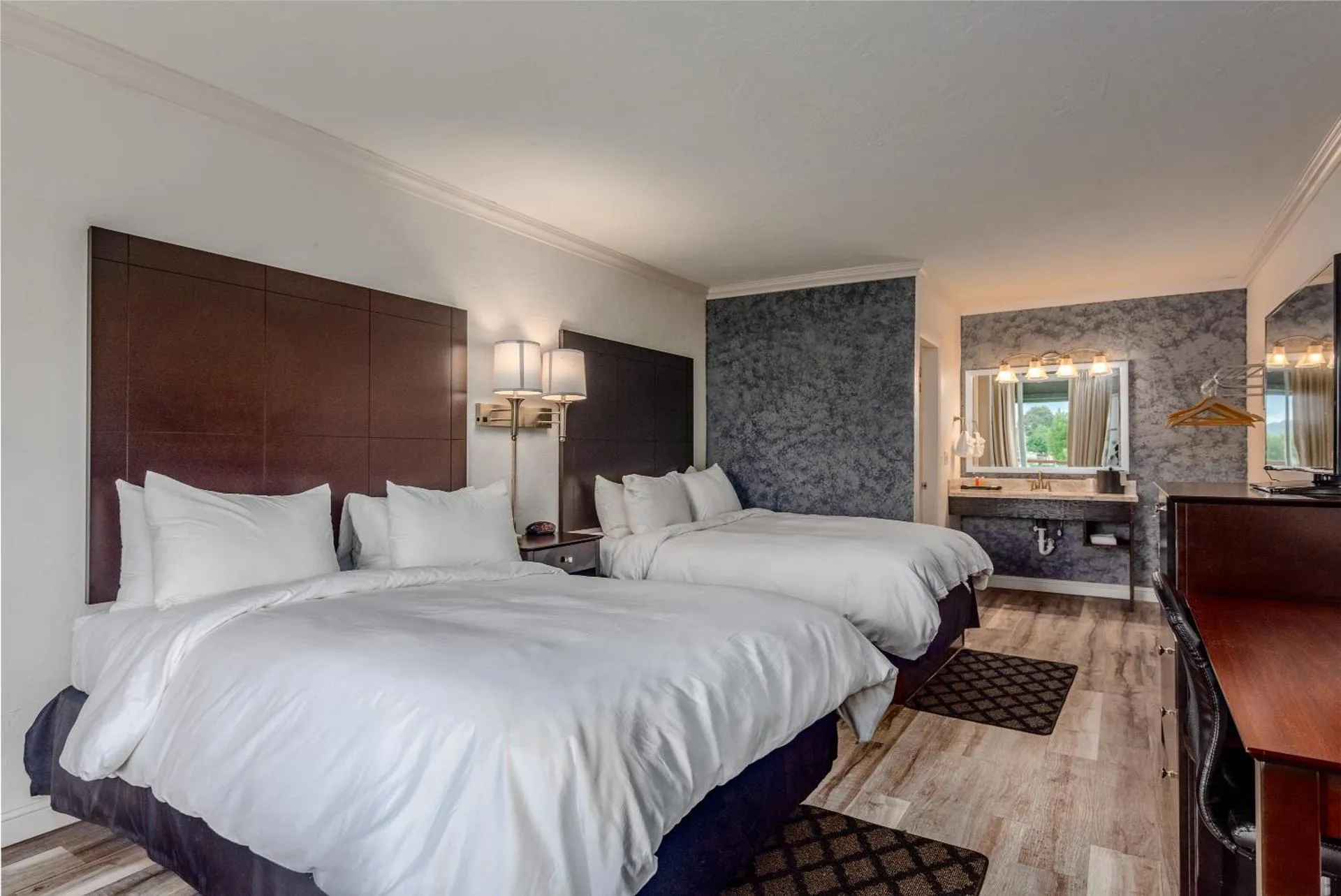 Dog Friendly Hotel $Berryville - $Fairway Inn