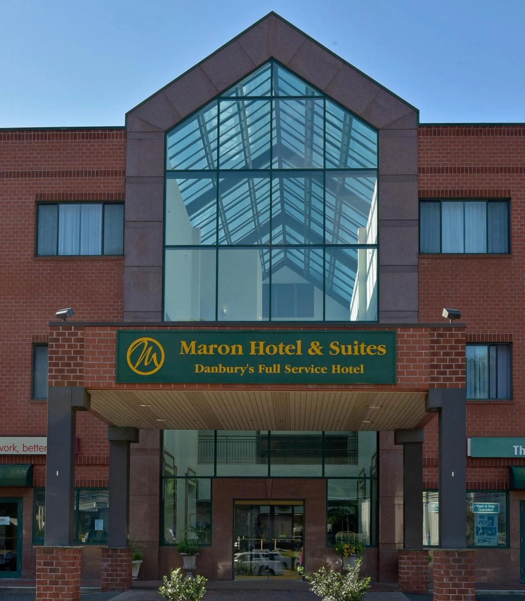 Dog Friendly Hotel $Danbury - $Maron Hotel & Suites