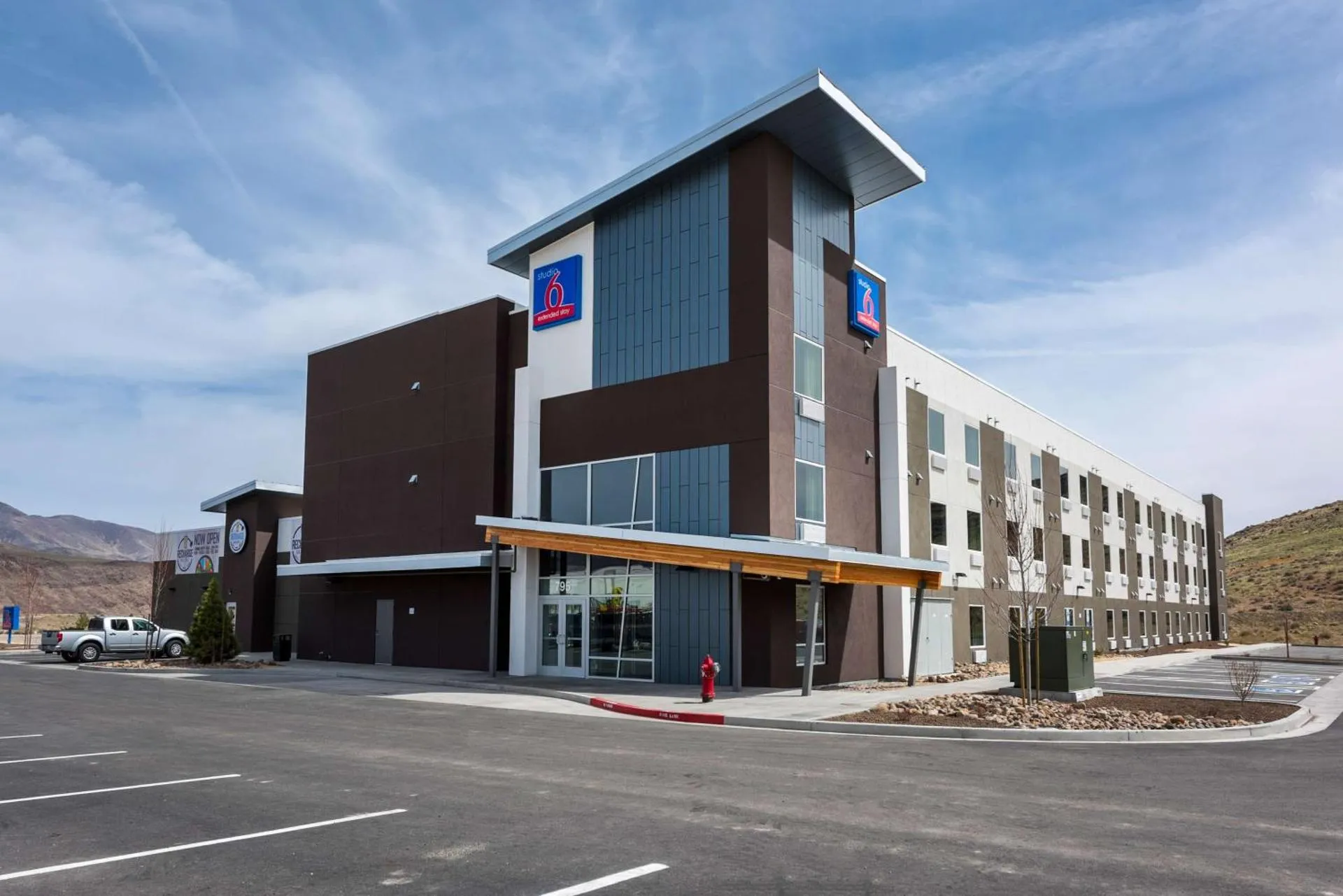 Dog Friendly Hotel $Clark - $Studio 6-Mccarran, NV - Sparks - Tahoe - Reno Industrial Center