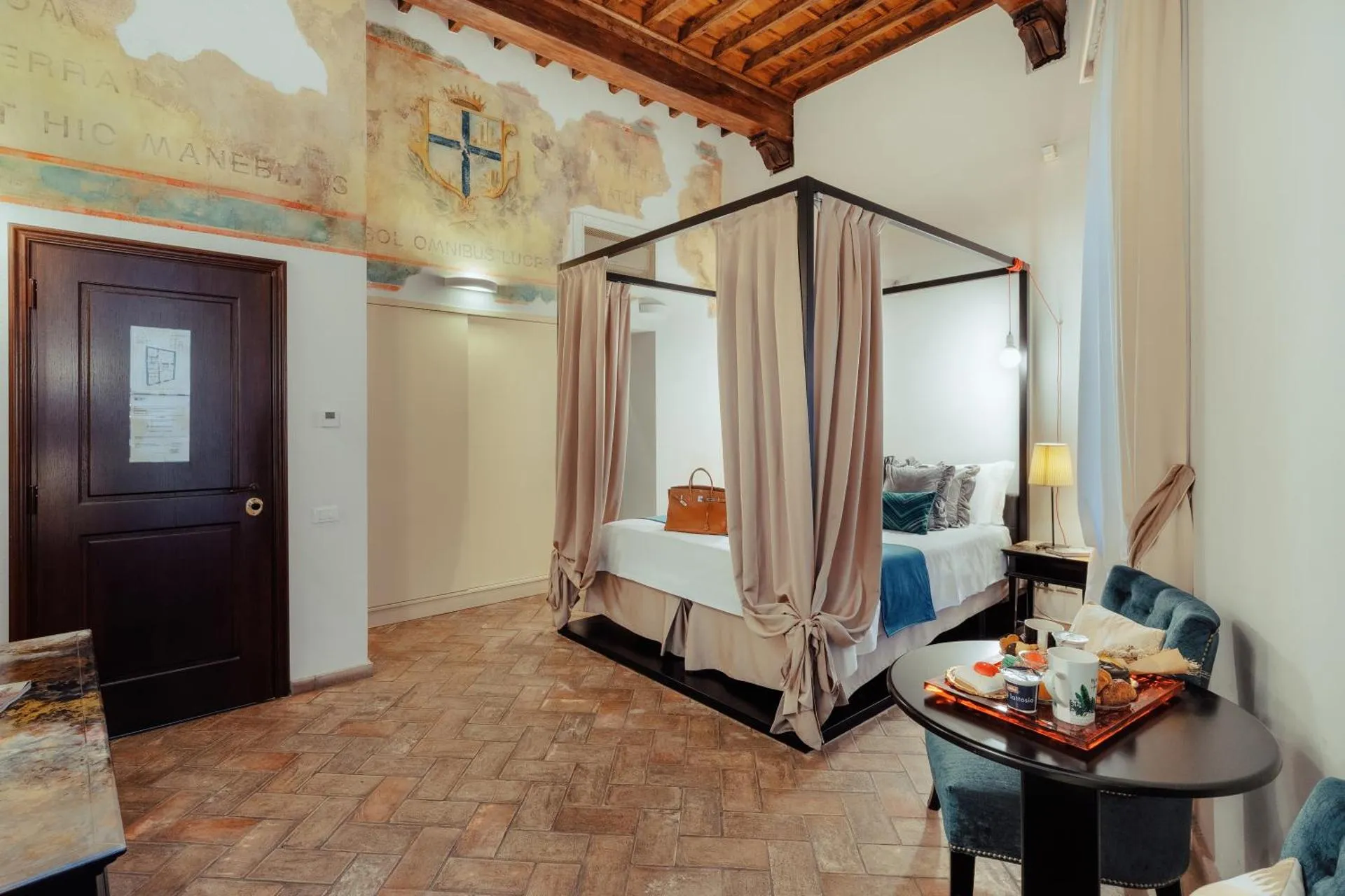 Dog Friendly Bed and breakfast $Rome - $Relais Giulia