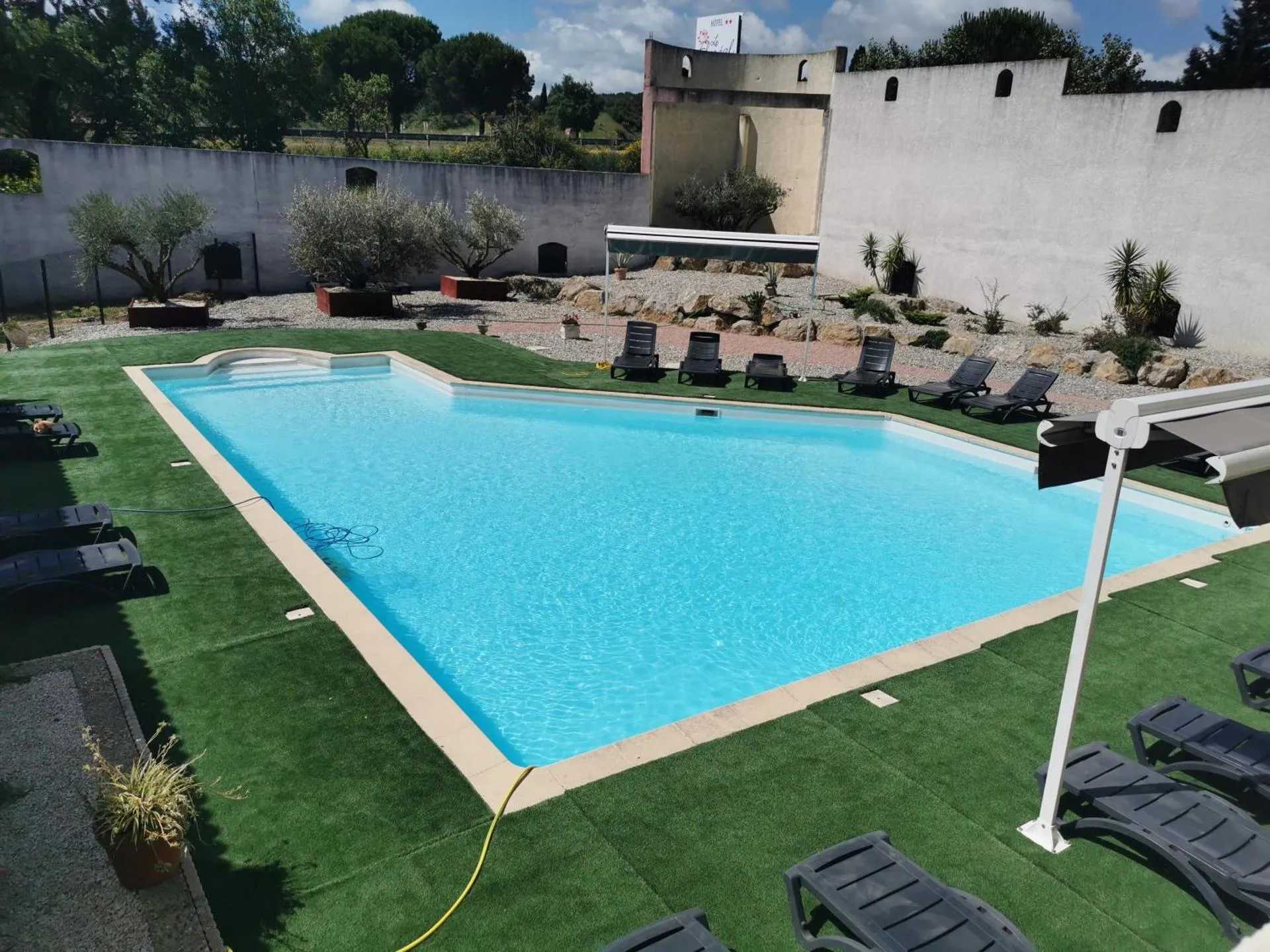 Dog Friendly Hotel $Trèbes - $Hôtel Le Floreal