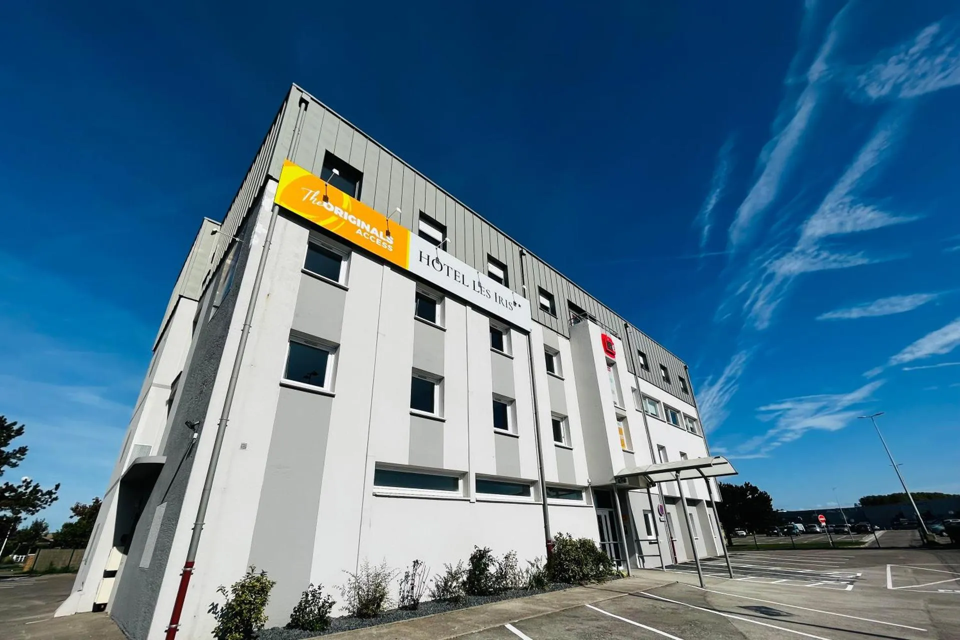 Dog Friendly Hotel $Berck-sur-Mer - $The Originals Access, Hôtel les Iris, Berck-sur-Mer (P'tit Dej-Hotel)