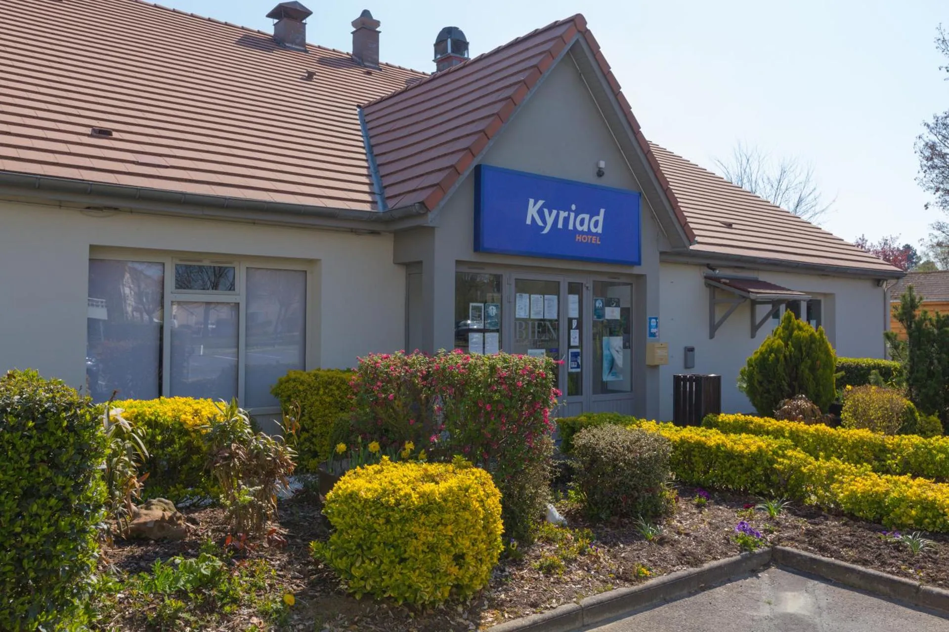 Dog Friendly Hotel $Chaumontel - $Kyriad Chantilly Sud - Luzarches