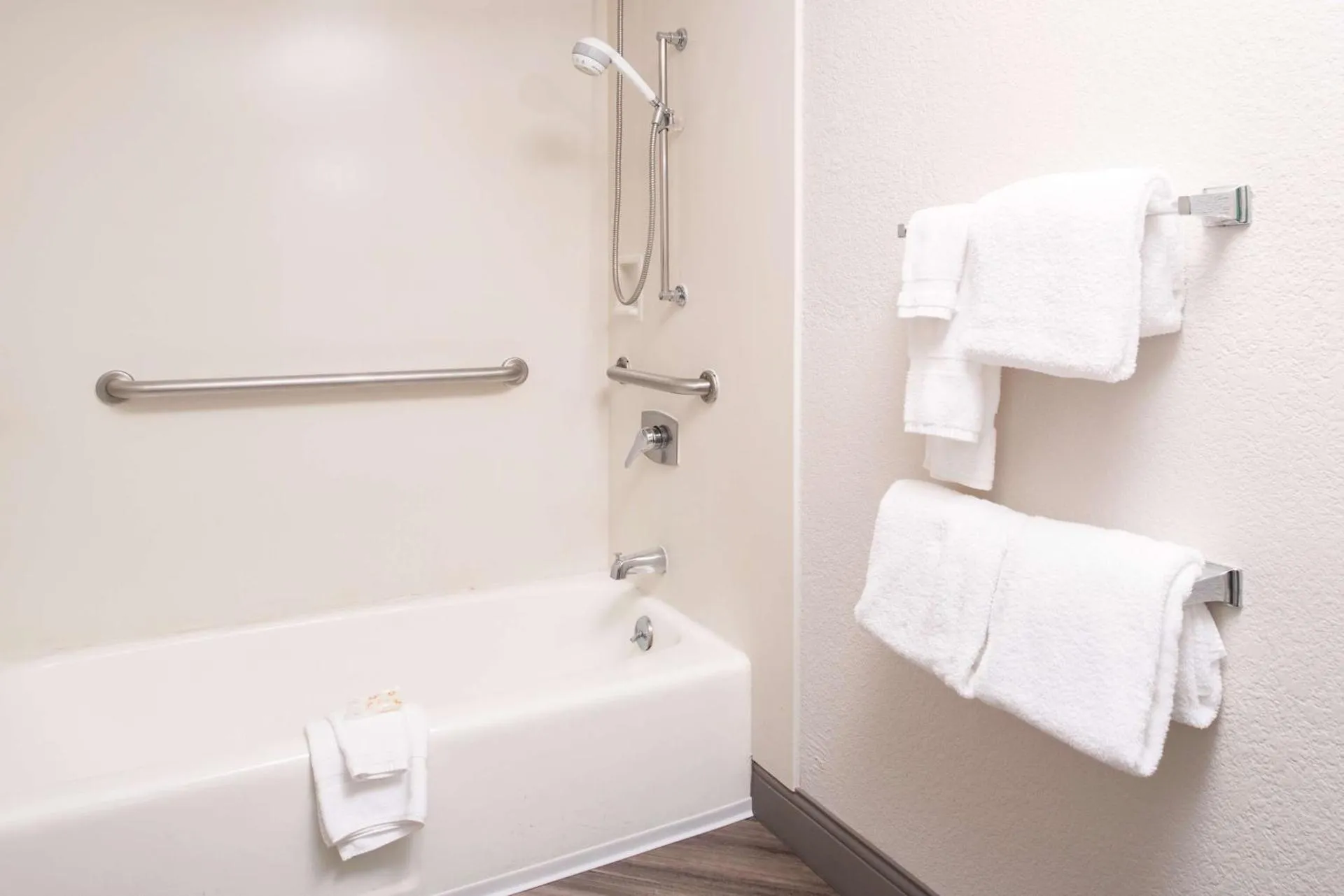 Dog Friendly Hotel $Brampton - $Motel 6-Brampton, ON - Toronto