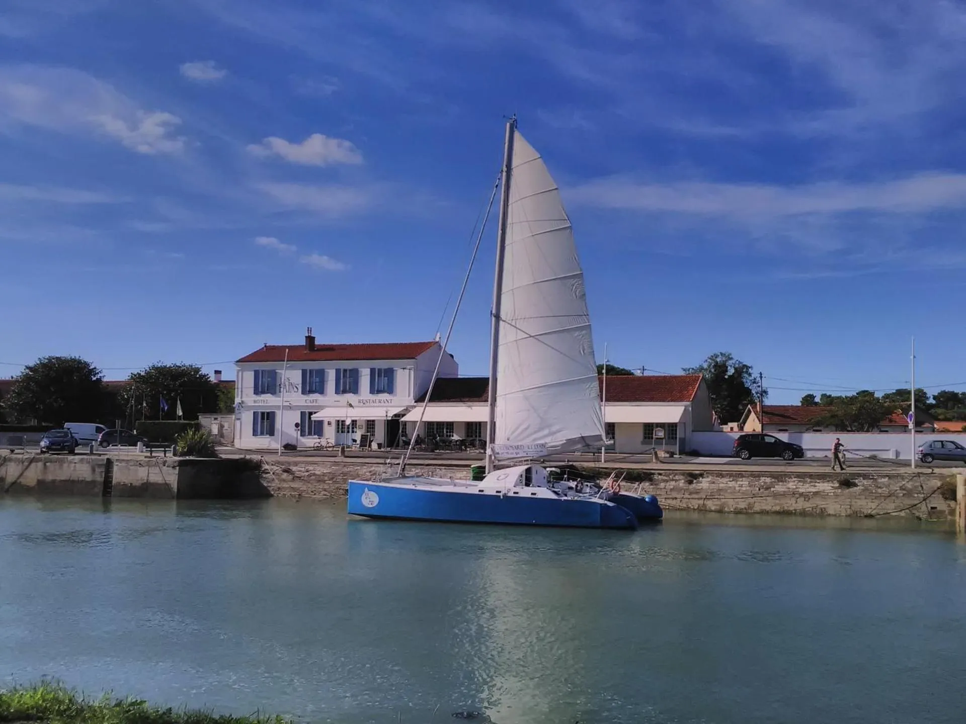 Dog Friendly Hotel $Boyardville - $Les Bains Boyardville - Hôtel et Restaurant