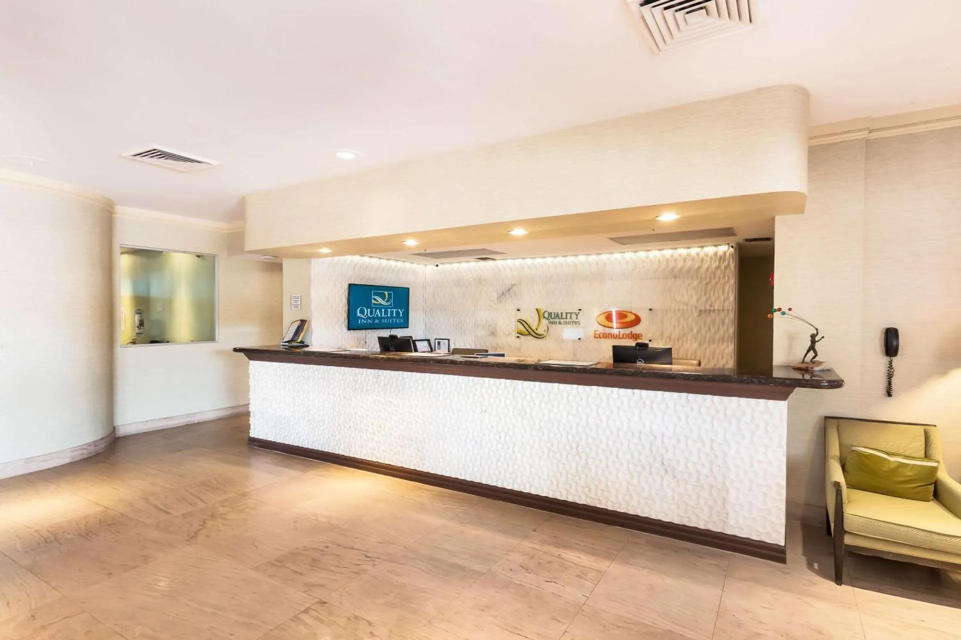 Dog Friendly Hotel $Winter Haven - $Econo Lodge Winter Haven Chain of Lakes
