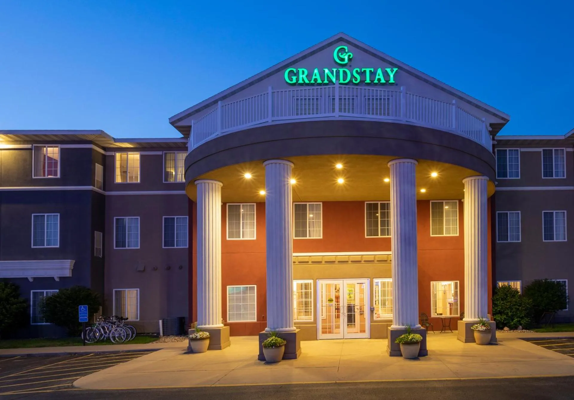 Dog Friendly Hotel $Ames - $GrandStay Hotel & Suites Ames
