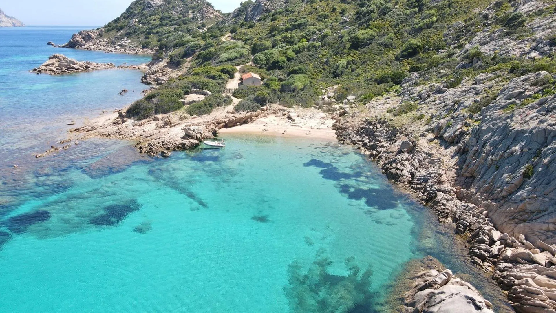 Residence con piscina a Cala Girgolu