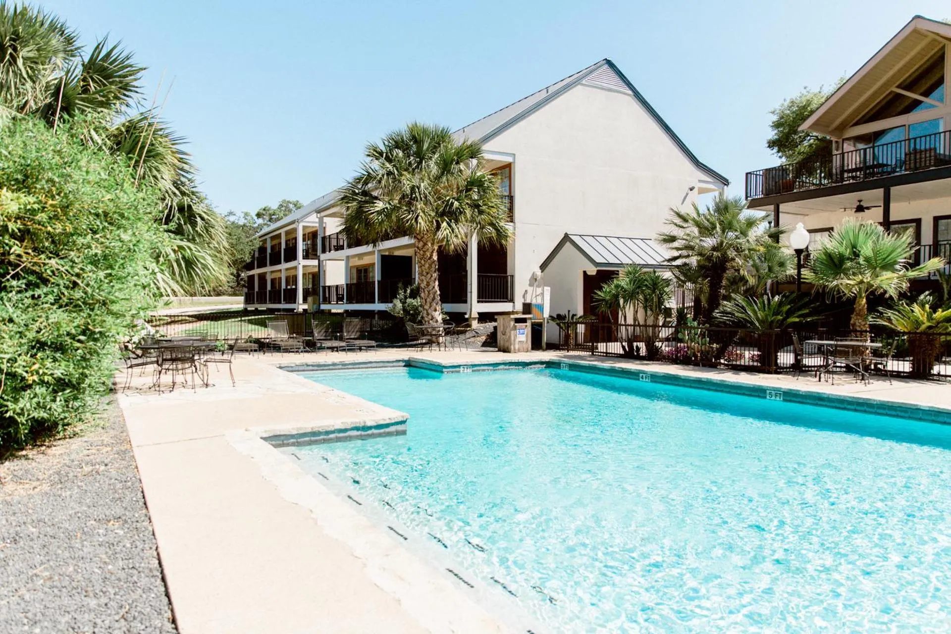 Dog Friendly Hotel $Castroville - $Hillside Boutique Hotel