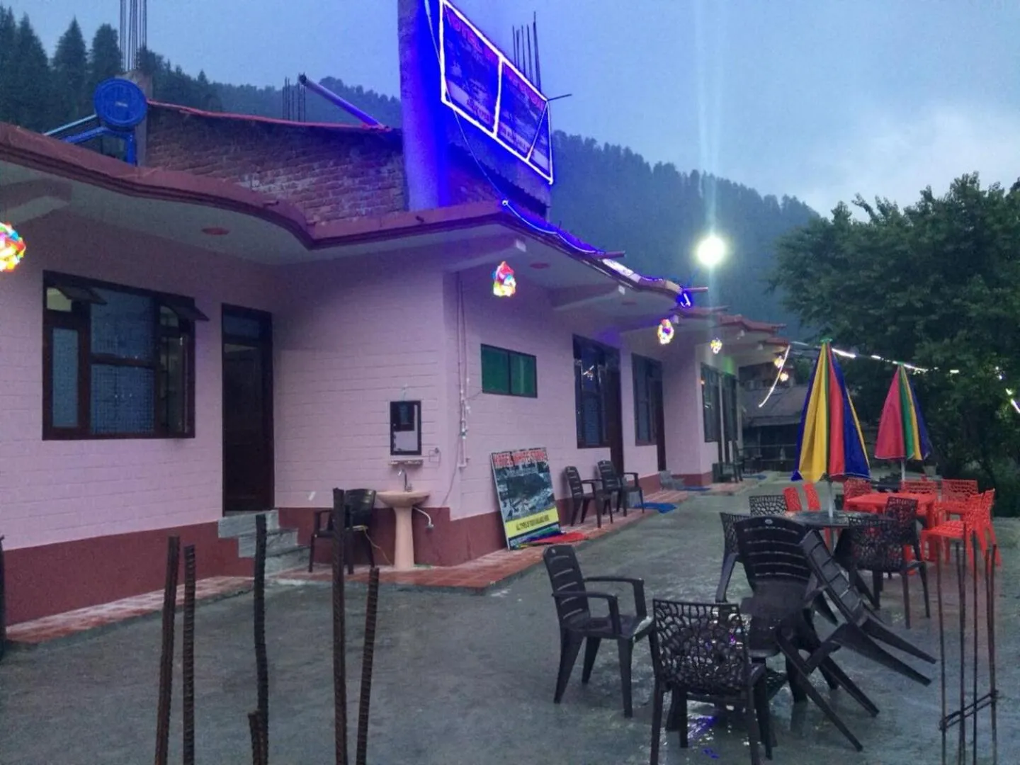 Dog Friendly Hotel $Kasāmbal - $Hotel White Stone