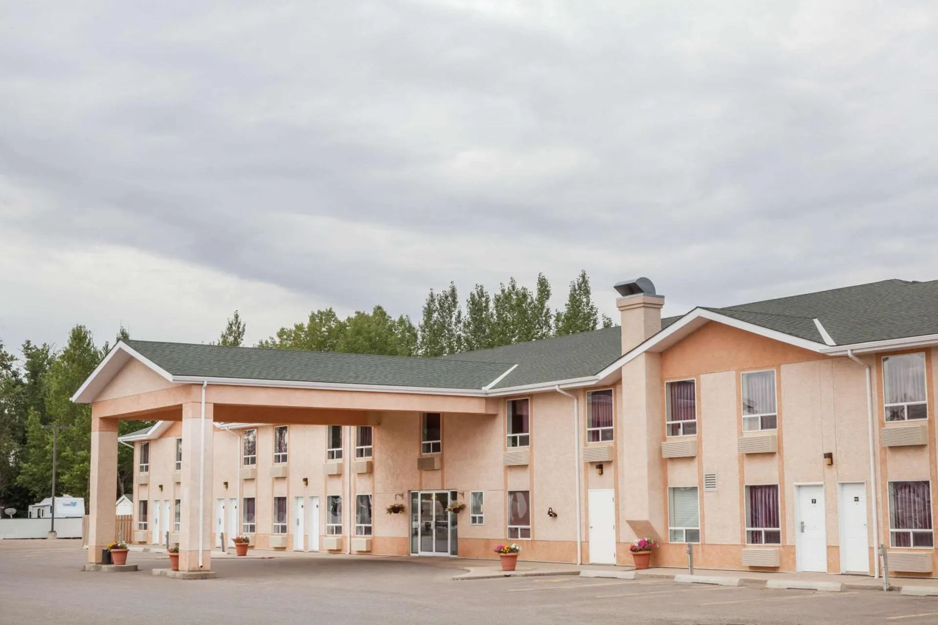 Dog Friendly Hotel $Taber - $Super 8 by Wyndham Taber AB