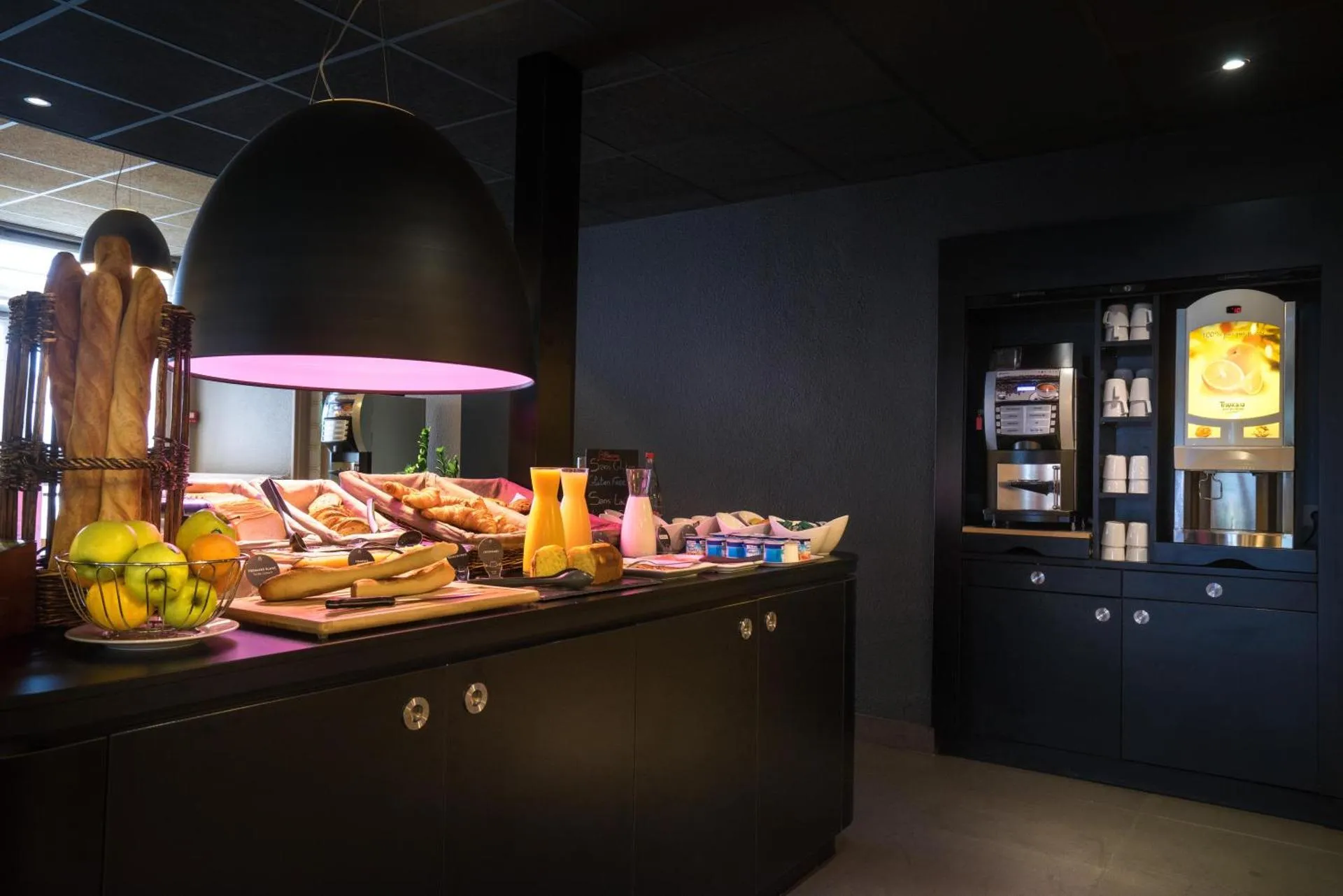 Dog Friendly Hotel $Créteil - $Campanile Créteil Centre