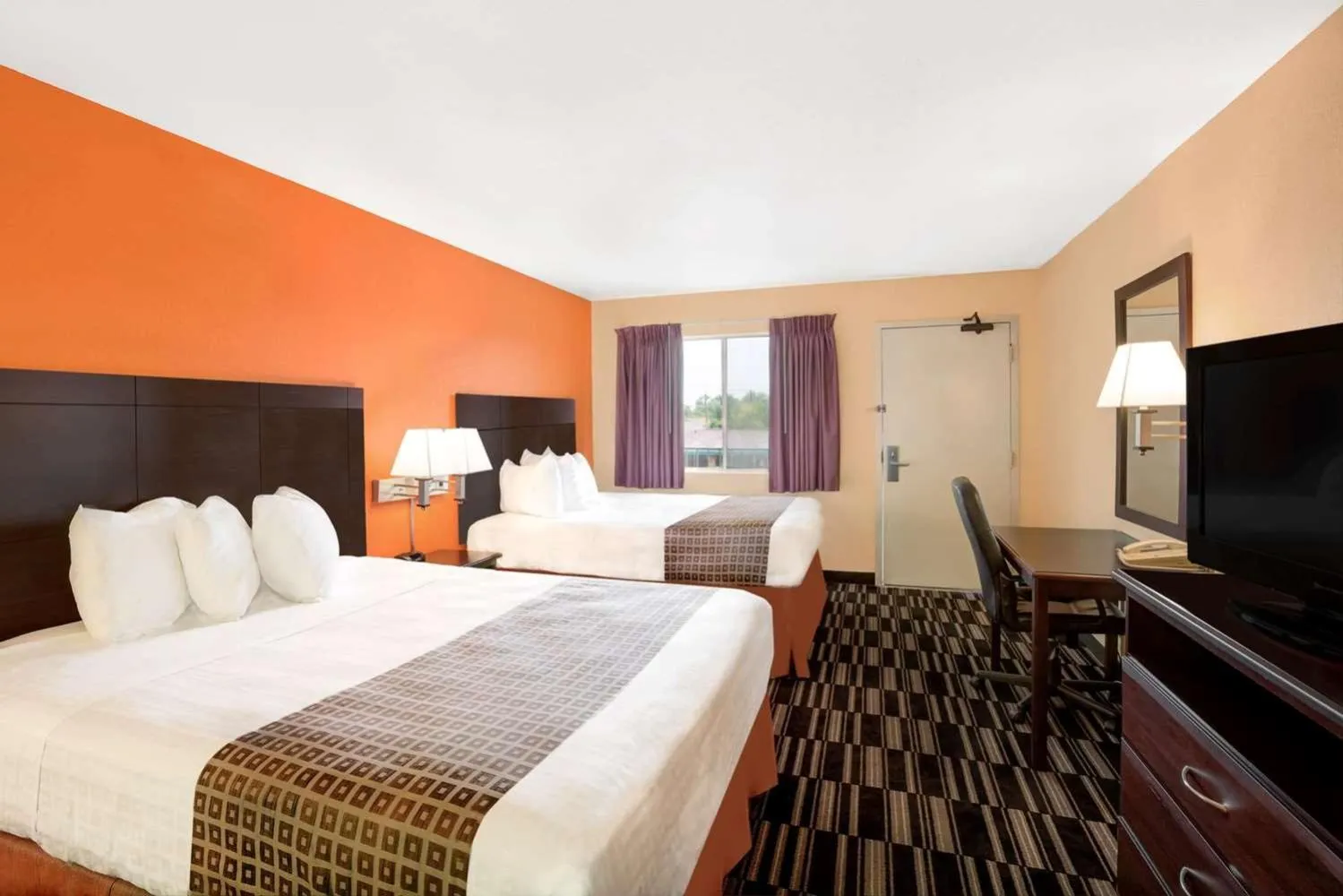 Dog Friendly Hotel $Ceres - $Howard Johnson by Wyndham Modesto Ceres