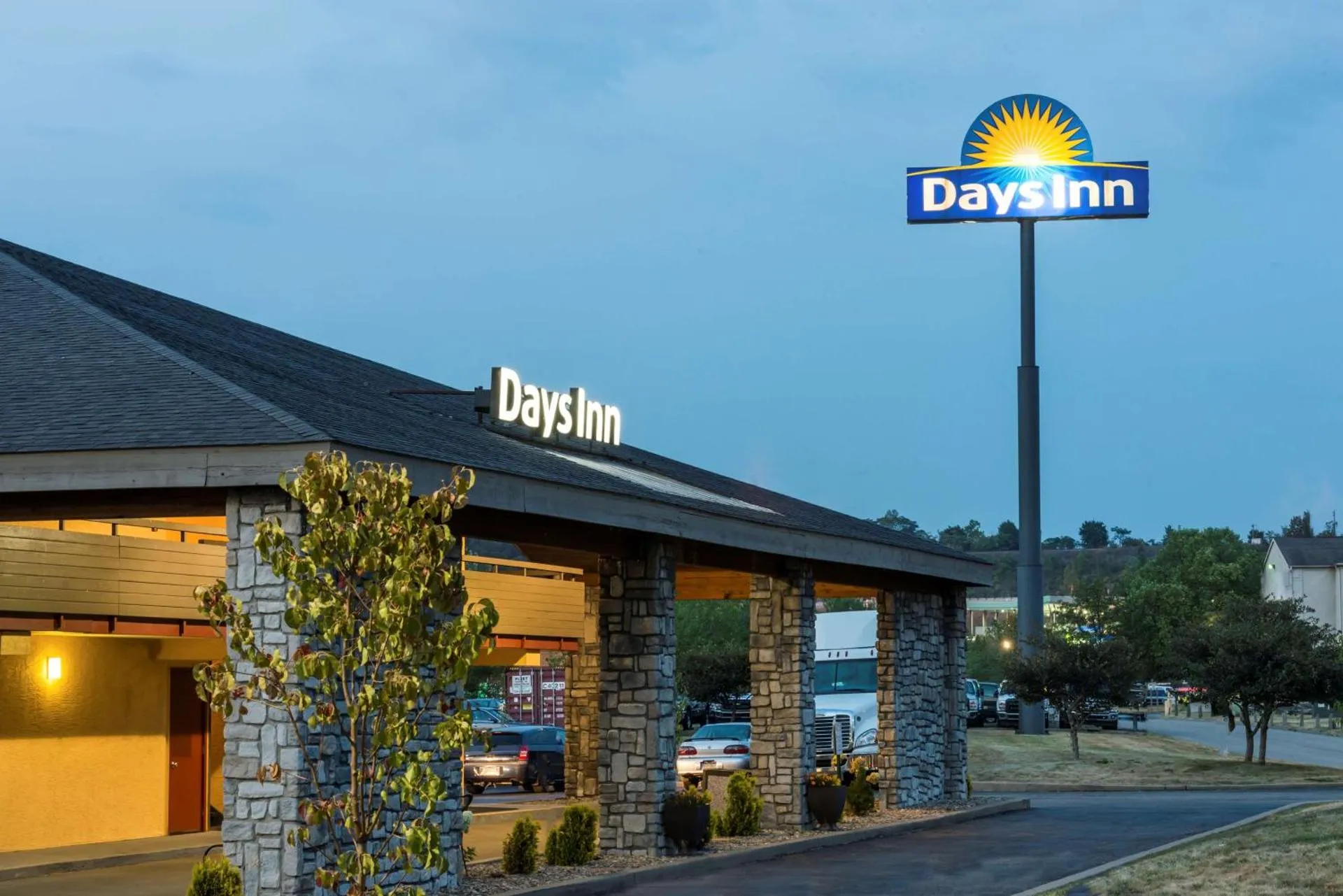 Dog Friendly Hotel $Harmarville - $Days Inn by Wyndham Pittsburgh-Harmarville