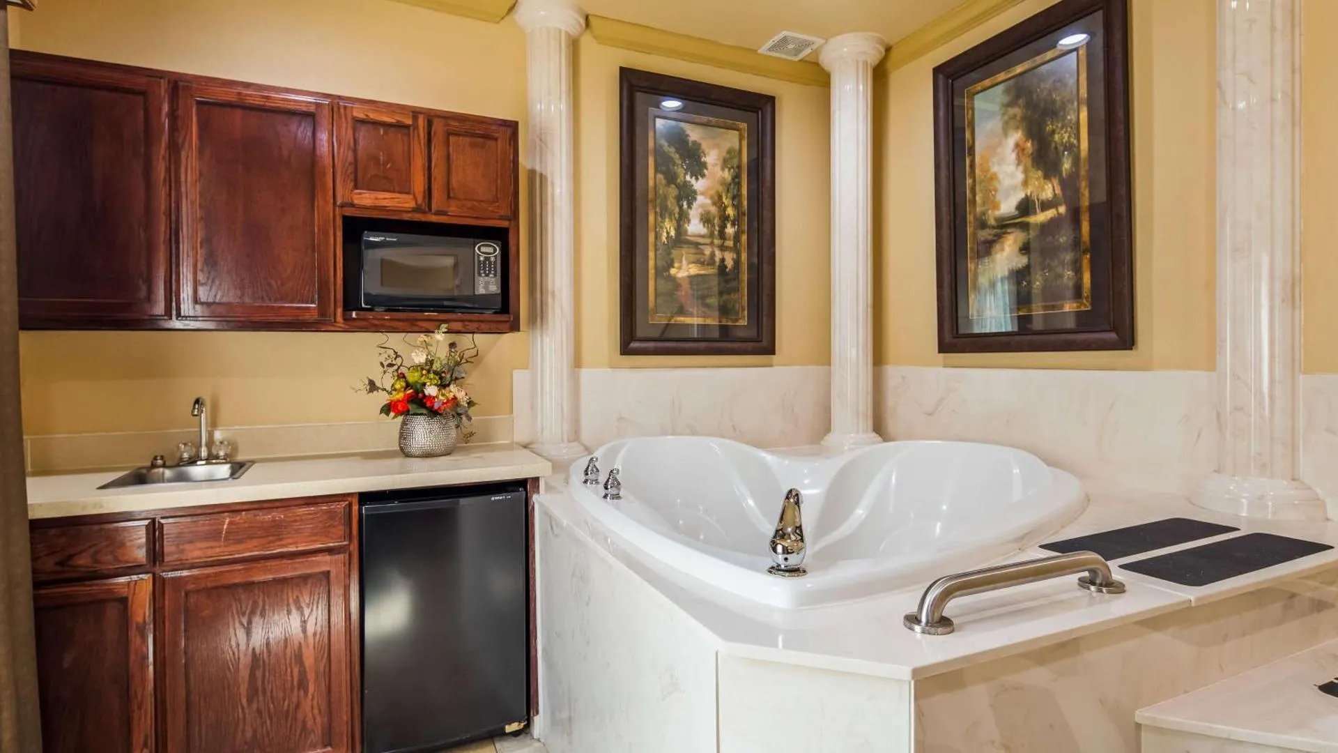 Dog Friendly Hotel $Lufkin - $Best Western Plus Crown Colony Inn & Suites