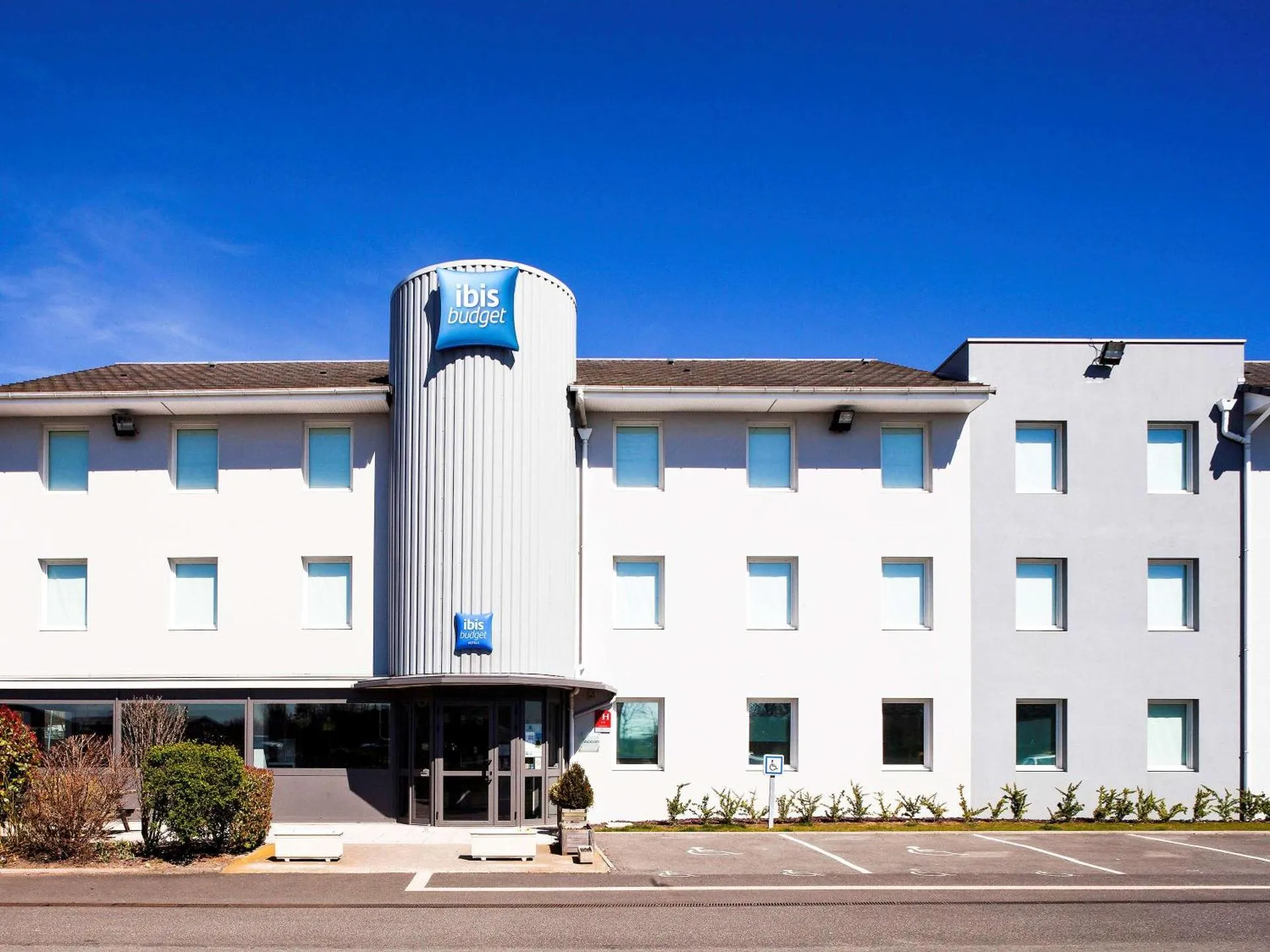 Dog Friendly Hotel $Riom - $ibis budget Clermont Ferrand Nord Riom