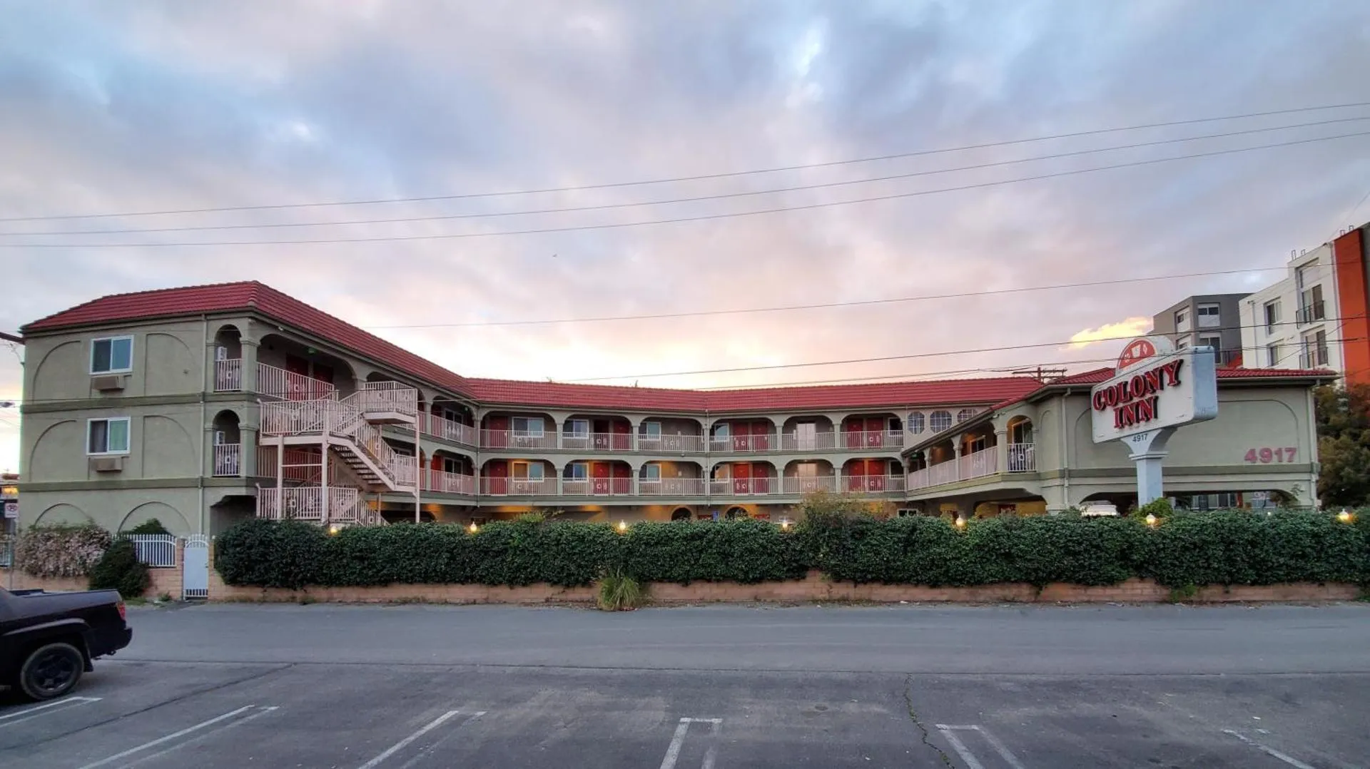 Dog Friendly Inn $North Hollywood - $Colony Inn