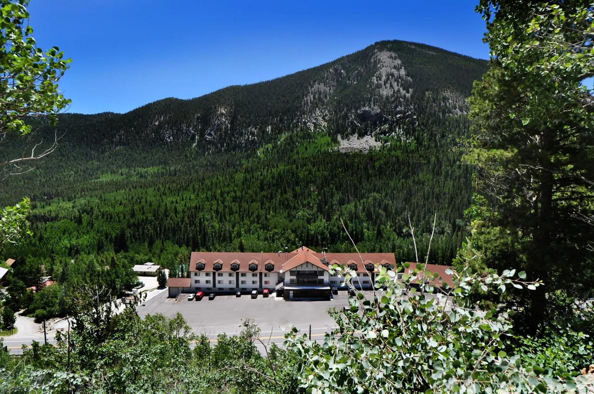 Dog Friendly Hotel $Monarch - $Monarch Mountain Lodge