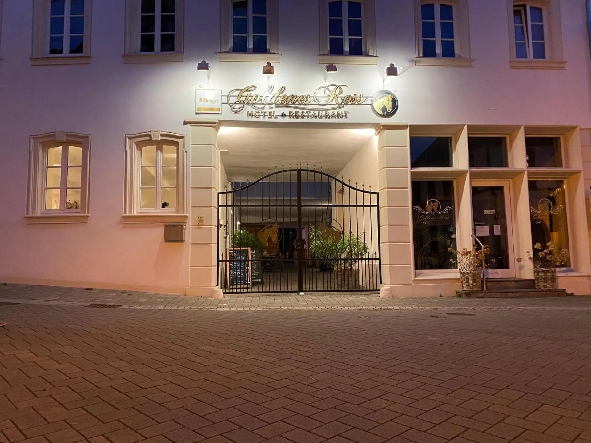 Dog Friendly Hotel $Göllheim - $Hotel Restaurant Goldenes Ross