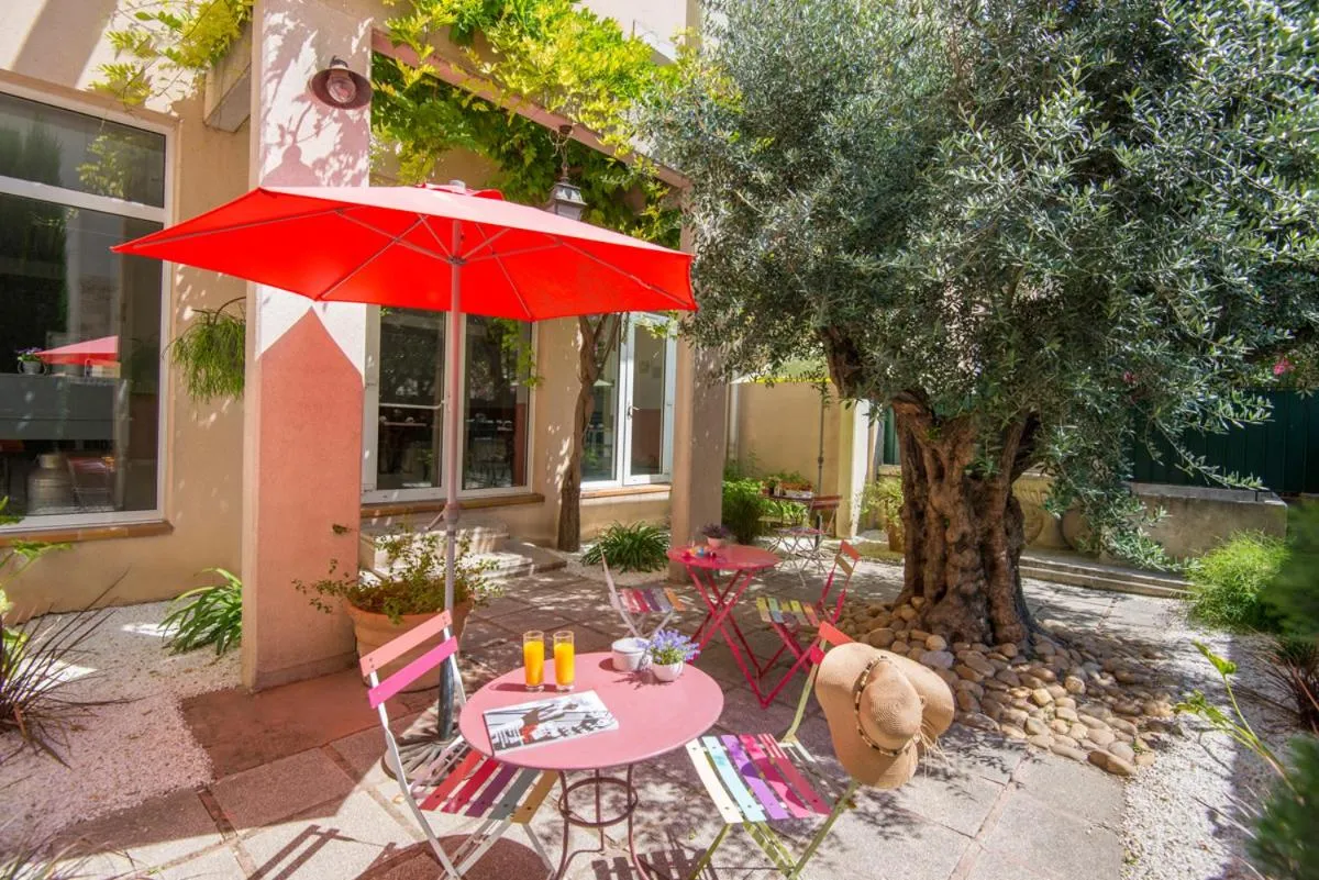 Dog Friendly Hotel $Carpentras - $Hotel du Forum