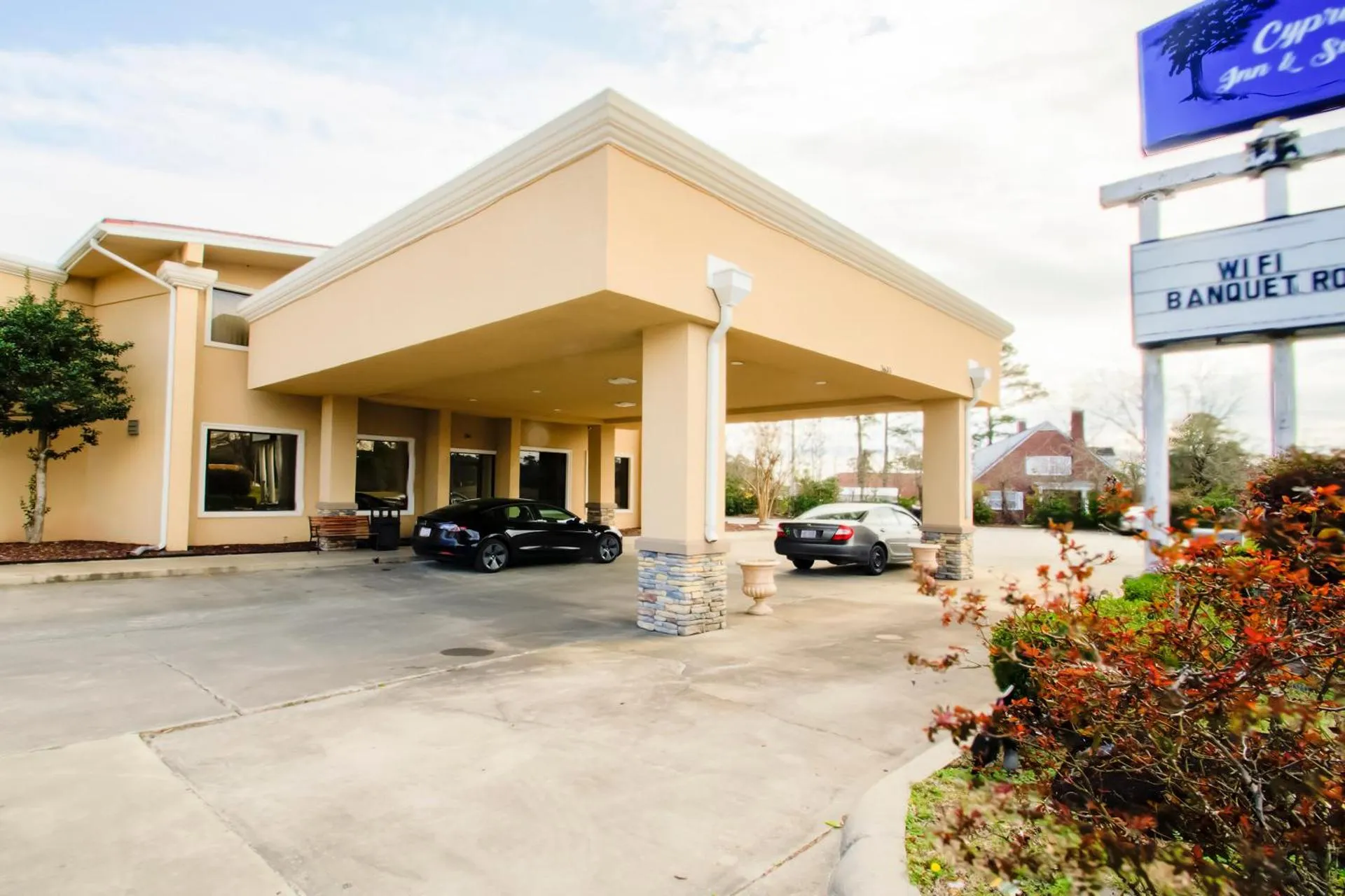 Dog Friendly Hotel $Chocowinity - $Cypress Inn & Suites Washington - Chocowinity, NC By OYO