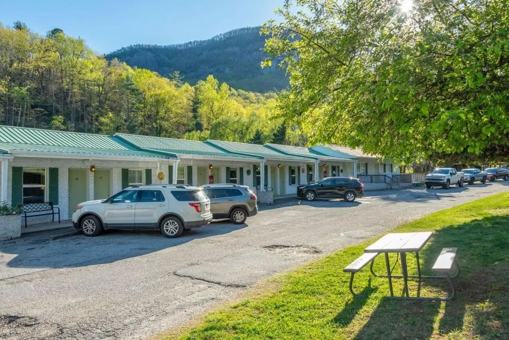 Dog Friendly Hotel $Lake Lure - $Geneva Hotel & Tiki Bar