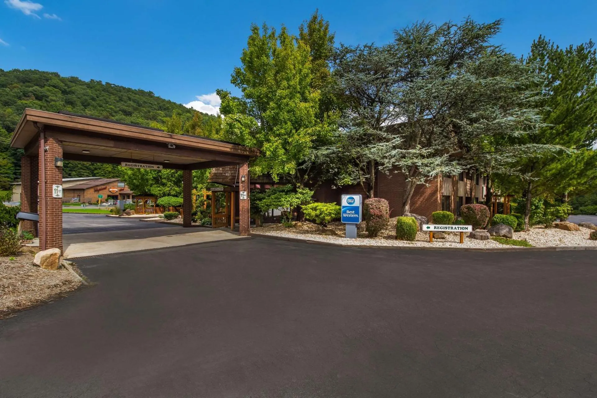 Dog Friendly Hotel $La Vale - $Best Western Braddock Inn