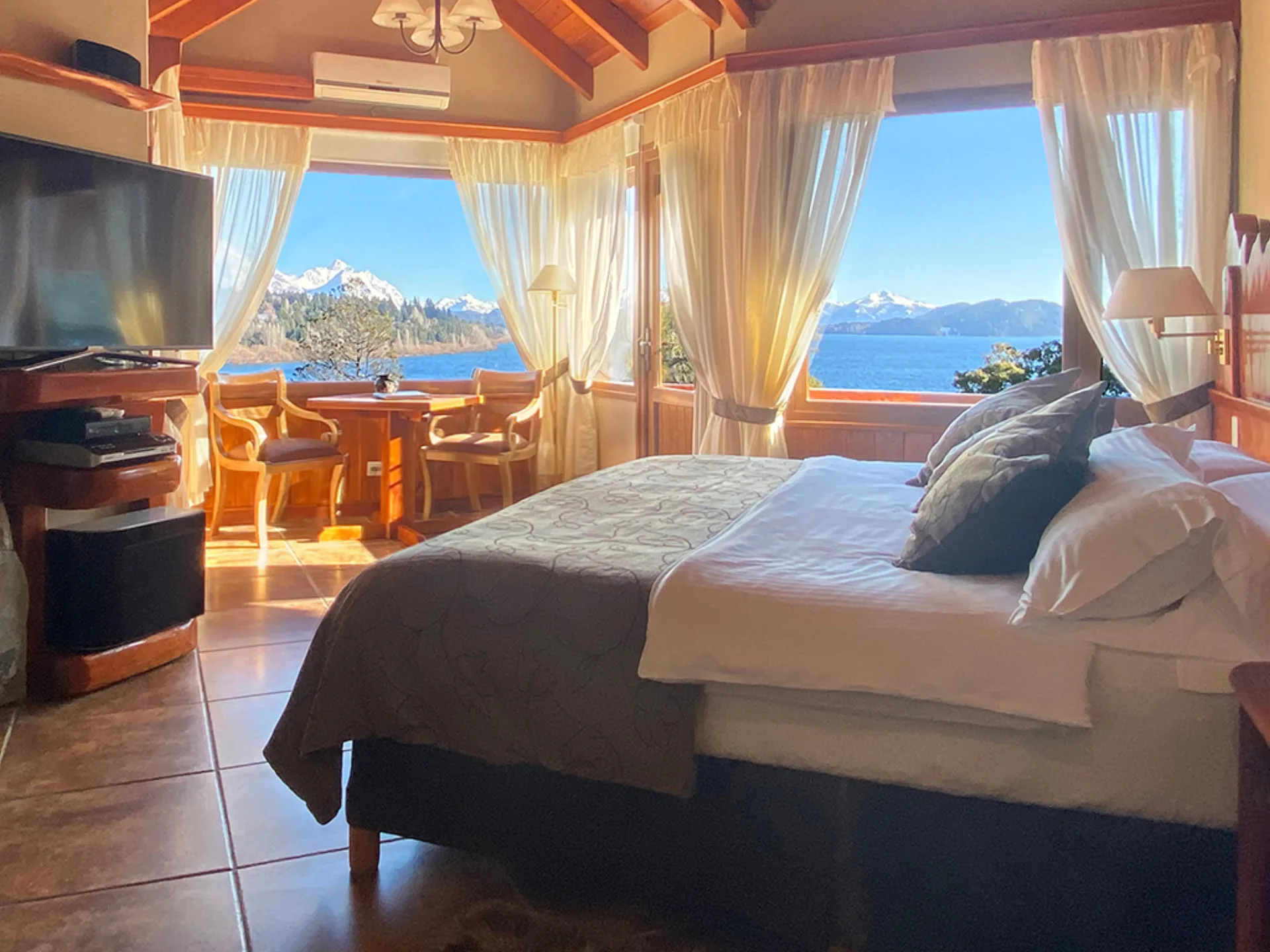 Charming Luxury Lodge & Private Spa interior