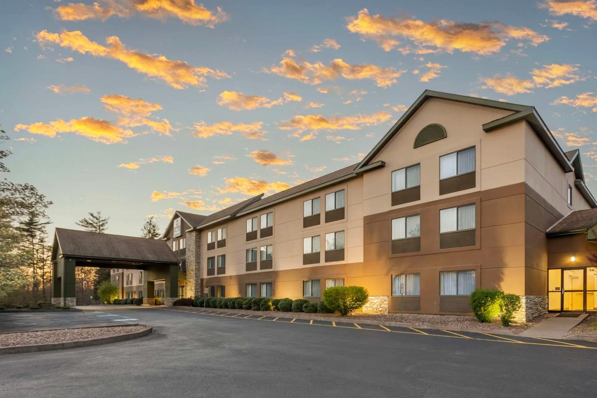 Dog Friendly Hotel $Blakeslee - $Best Western Inn at Blakeslee-Pocono